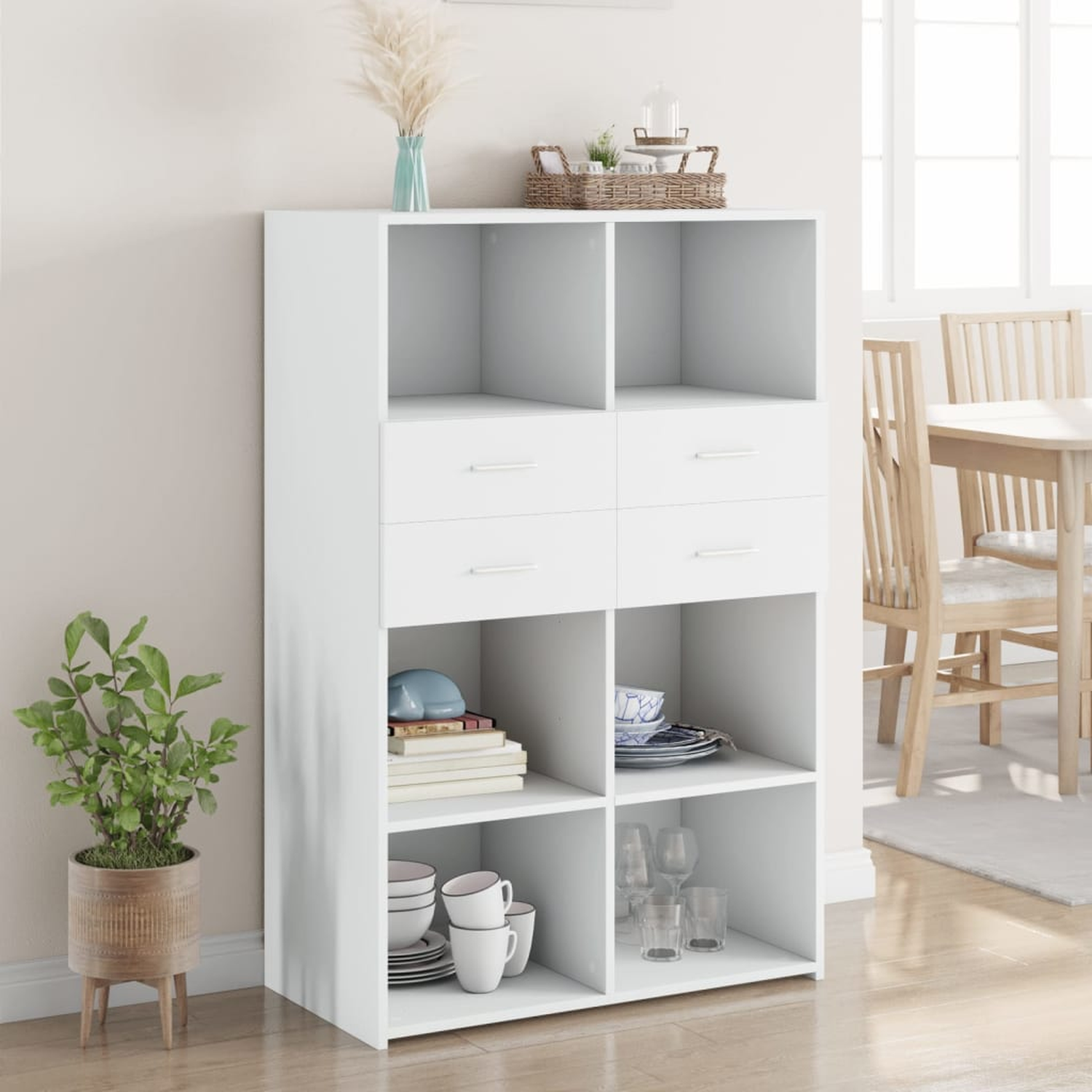 Weißer Schrank mit offenen und geschlossenen Regalen. Pflanze, Tassen und Deko sichtbar. Esszimmer.