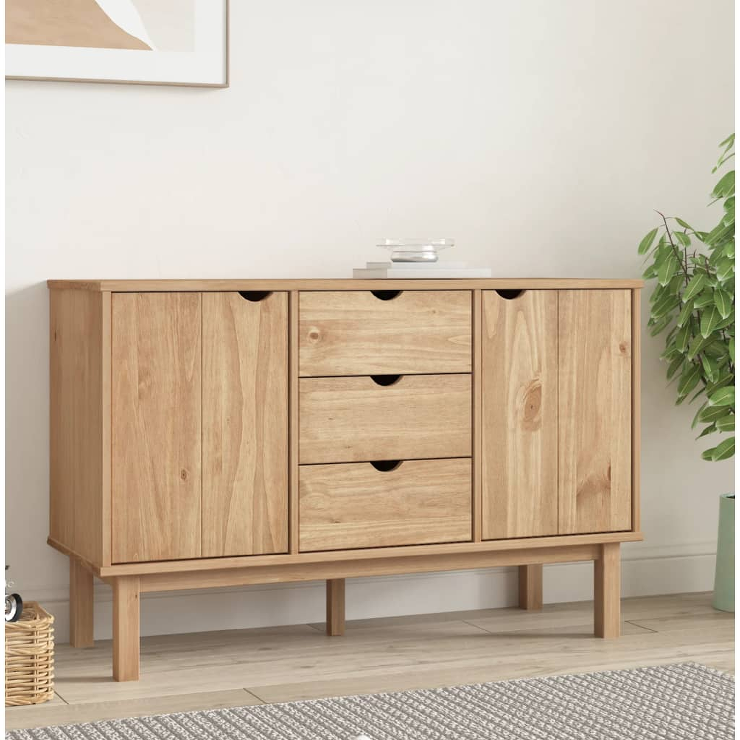 Holzschrank mit drei Schubladen und zwei Türen. Eine Schüssel steht auf der Oberseite.