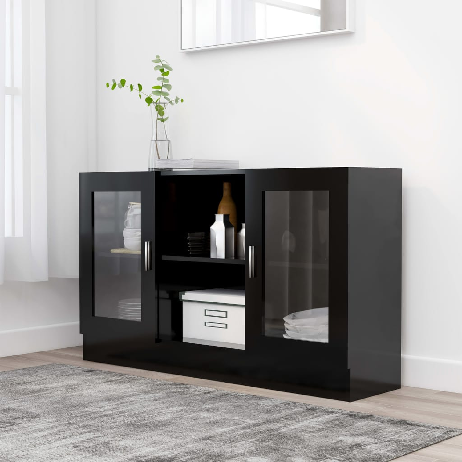 Schwarzer Schrank mit Glastüren, mit Gegenständen darin. Hintergrund zeigt Wand und grauen Teppich.