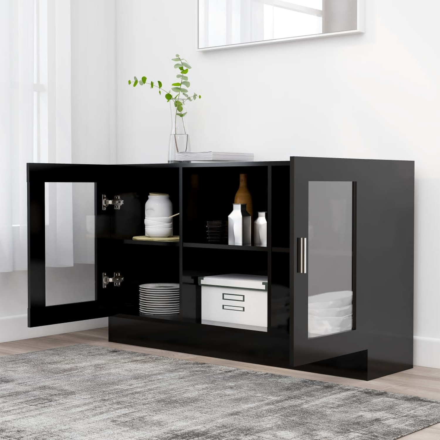 Ein schwarzer Schrank mit Glastüren, links offen. Im Inneren befinden sich Regale mit Gegenständen, auf einem grauen Teppich.