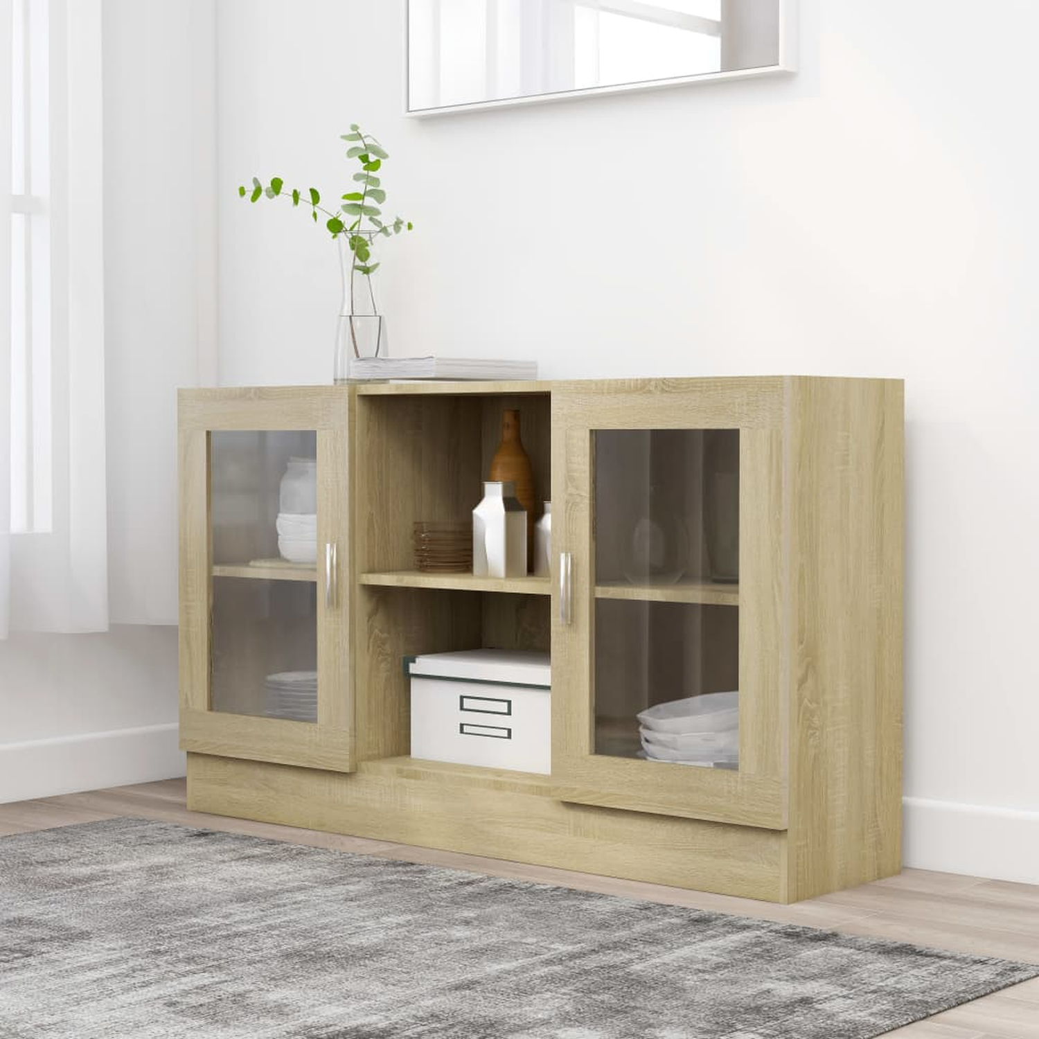 Ein Holzschrank mit Glastüren. Gegenstände sind darin, auf einem Teppich stehend.