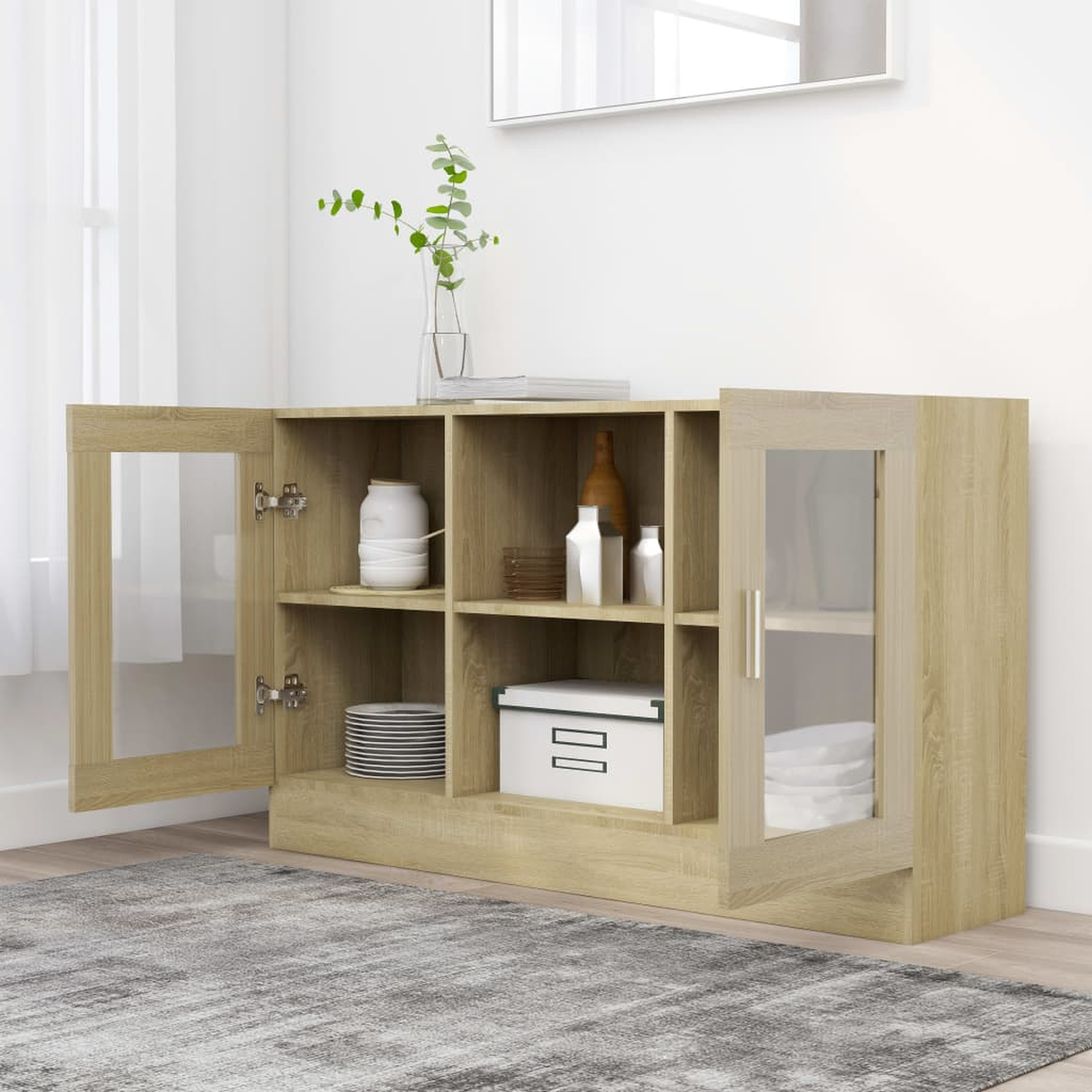 Holzschrank mit Glastüren. Regale mit Gegenständen, ein Teppich davor.