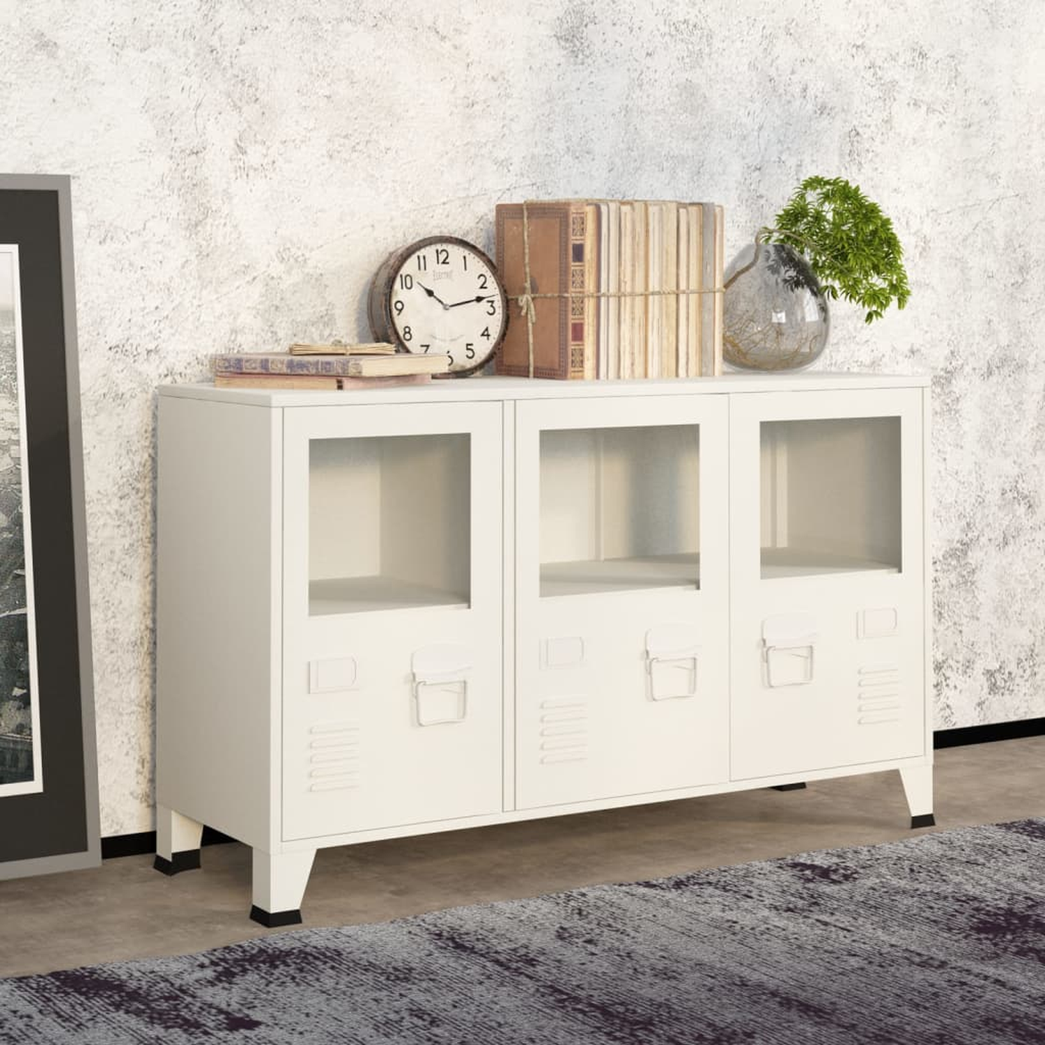 Weißer Schrank mit Glastüren, einer Uhr, Büchern und Dekorationen. Auf dem Boden liegt ein Teppich.