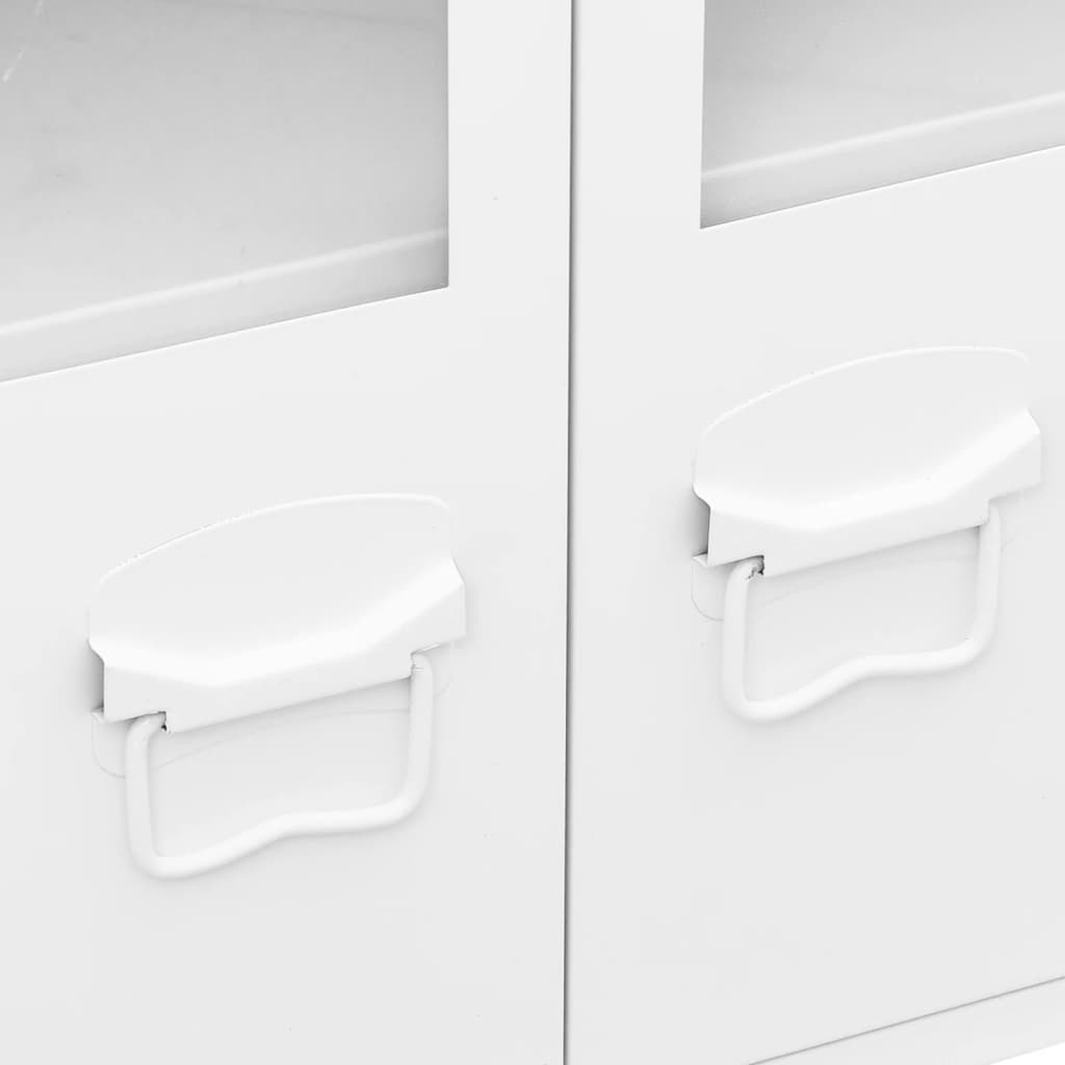 Weiße Schranktüren mit weißen Griffen. Die Griffe sind aus Metall und haben ein gebogenes Design.