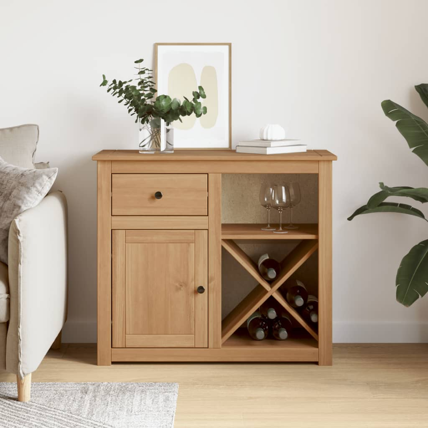 Holzschrank mit Schublade, Tür und Weinregal. Gerahmtes Bild und Pflanzenvase oben.