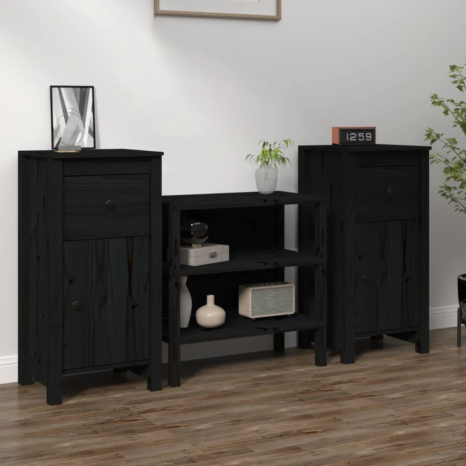 Drei schwarze Holzschränke mit einem Regal. Einer hat eine Schublade, einer eine Tür, einer ist offen.