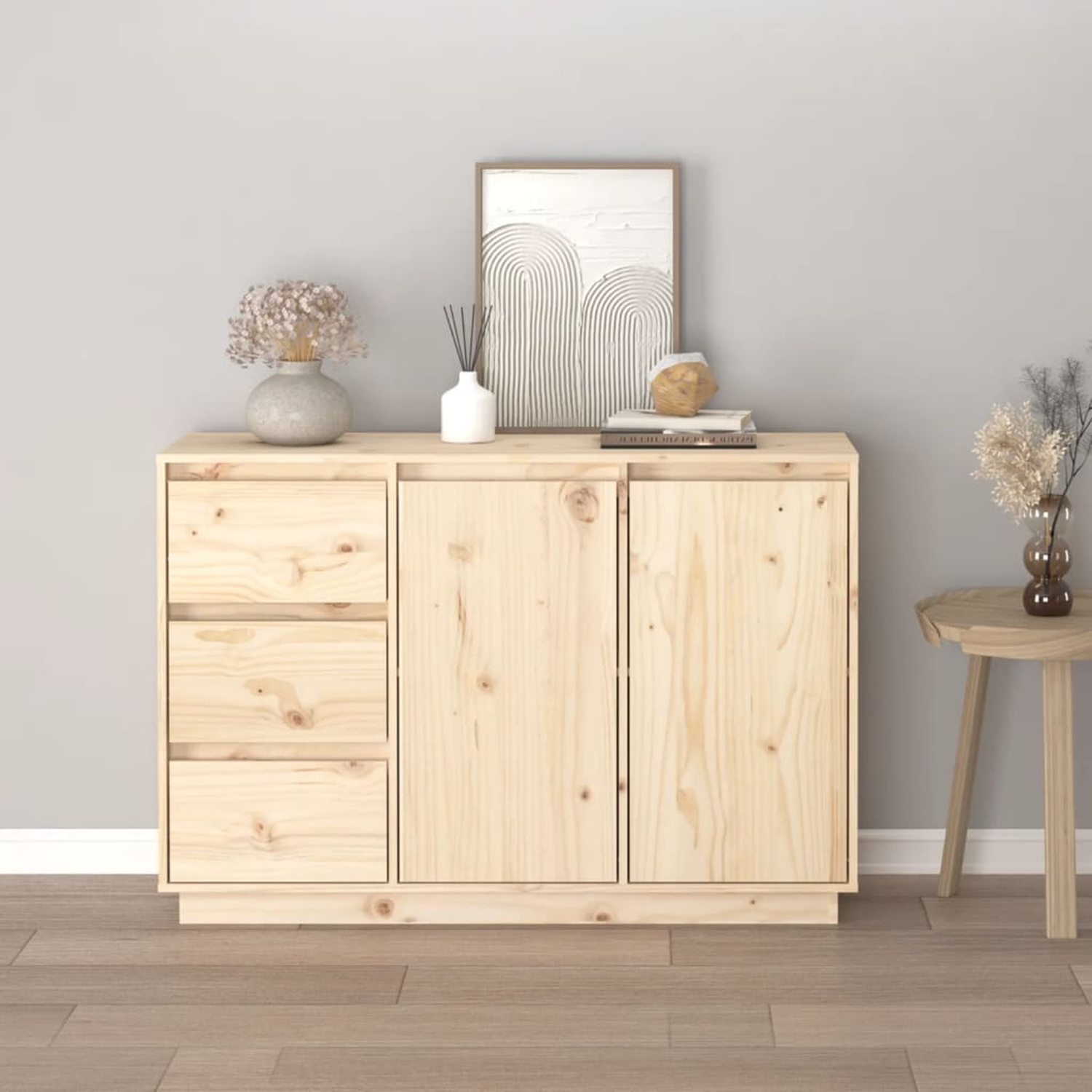 Holzschrank mit Schubladen und Türen. Deko oben. Hellbraune Farbe. Holzfußboden.