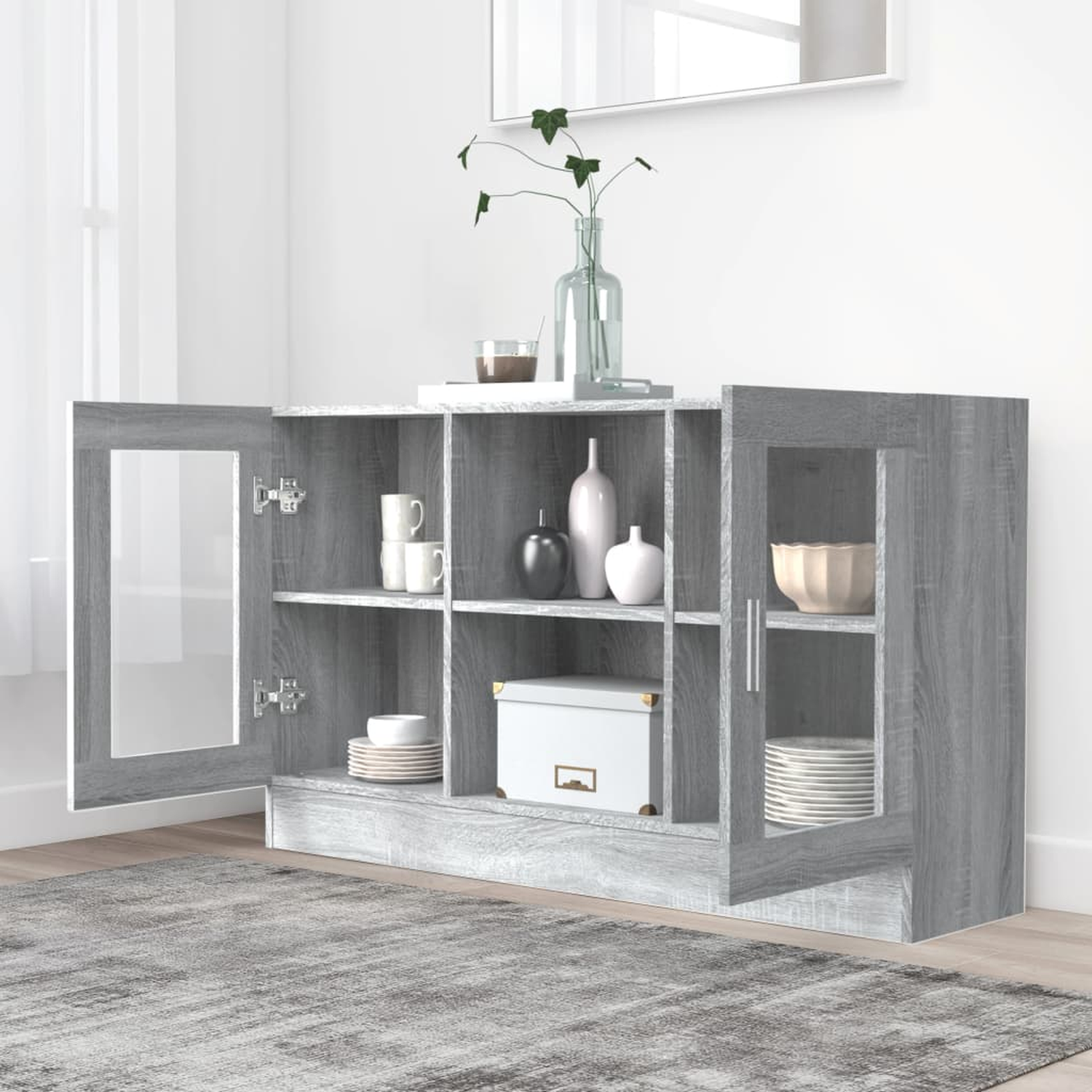 Ein grauer Schrank mit Glastüren, Regalen und Dekoration im Inneren.