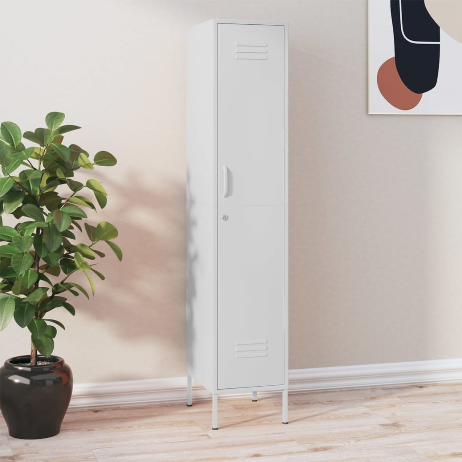 Ein hoher, weißer Schrank im Schließfachstil mit Tür und Beinen. Eine Pflanze und Kunst sind in der Nähe.