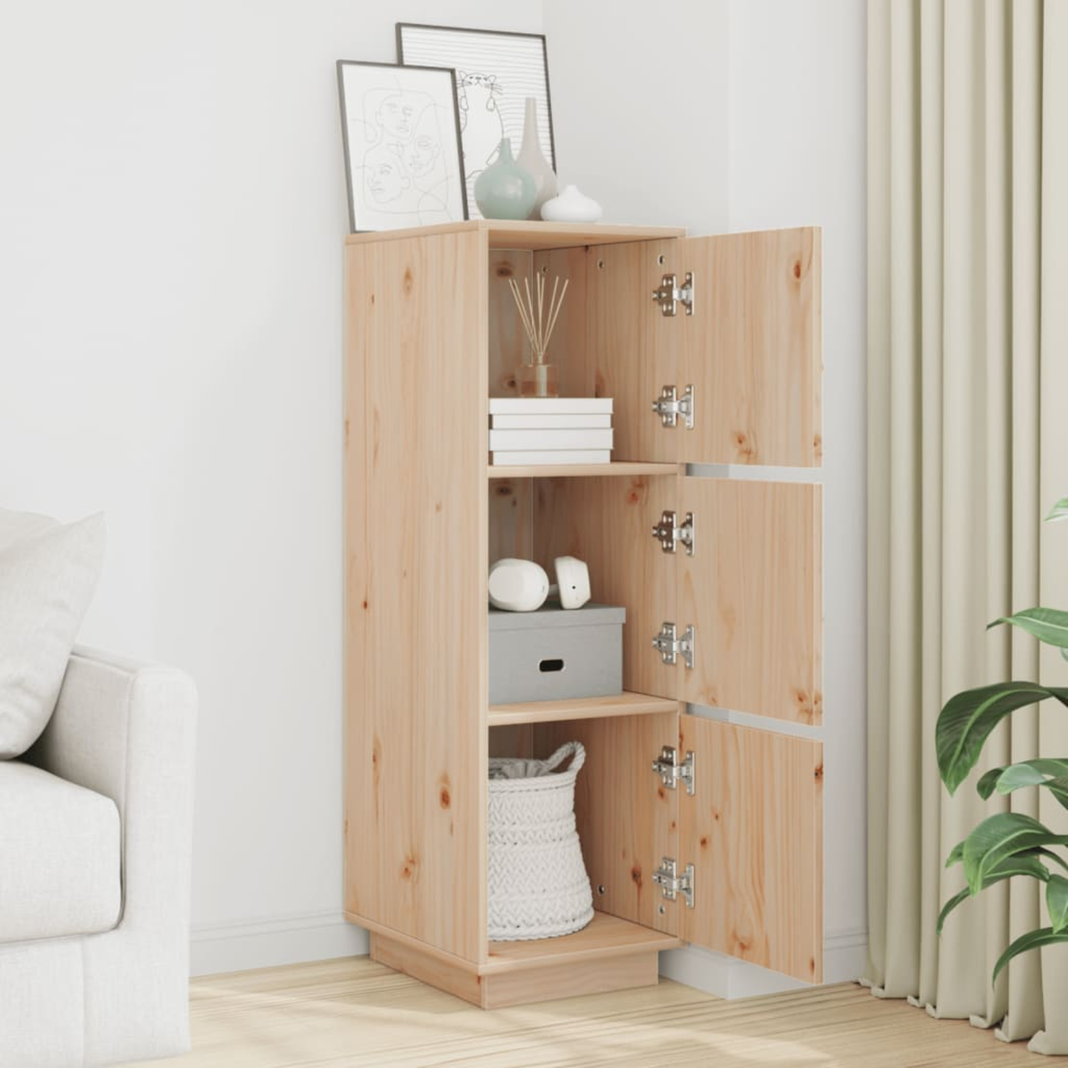 Holzschrank mit offenen Türen, zeigt Regale mit Gegenständen darin.