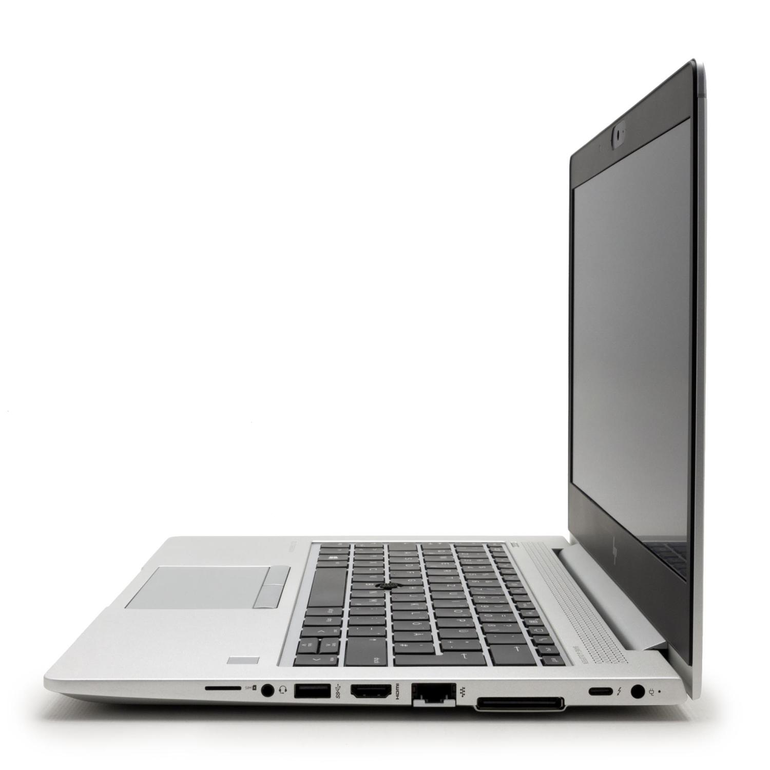 Silberner Laptop, in einem Winkel geöffnet, auf weißem Hintergrund. Schwarze Tastatur.