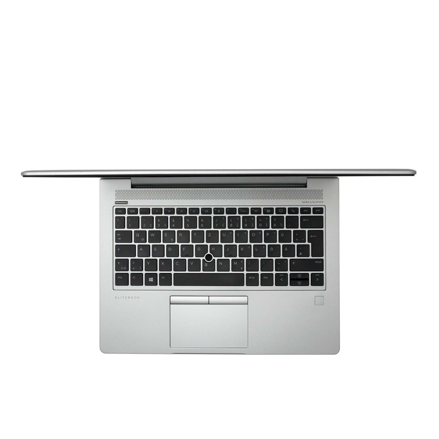 Laptop von oben, geöffnet. Tastatur sichtbar, silbernes Gehäuse.