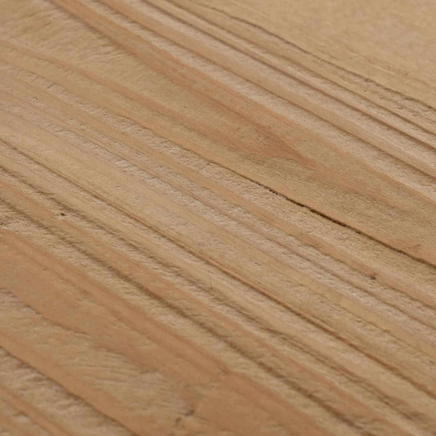 Nahaufnahme einer Holzoberfläche mit diagonalen Rillen, die die Textur des Holzes zeigen.