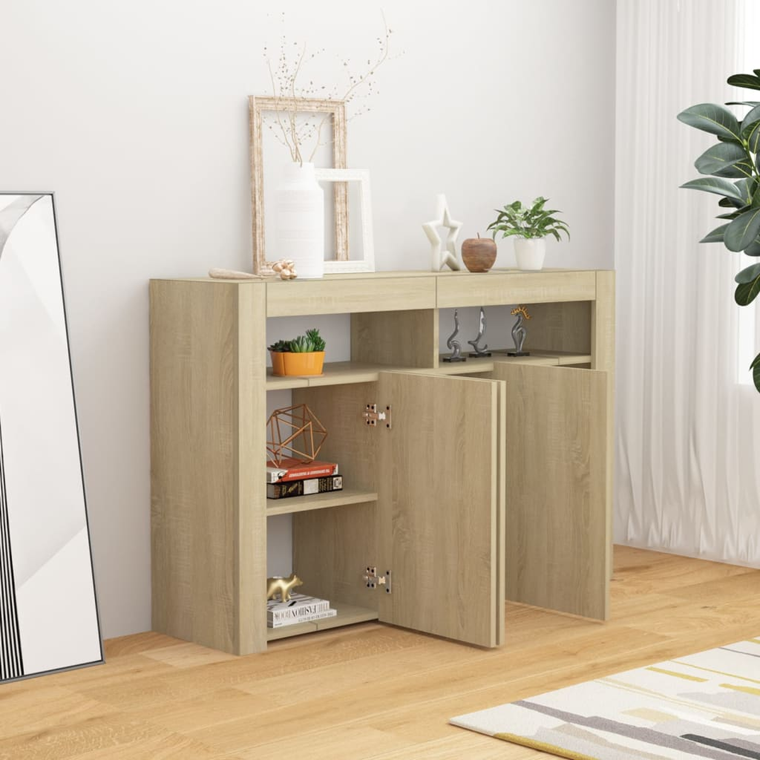 Holzschrank mit offenen Türen, Bücher, Deko, Pflanzen. Weißer Hintergrund, gut beleuchtet.
