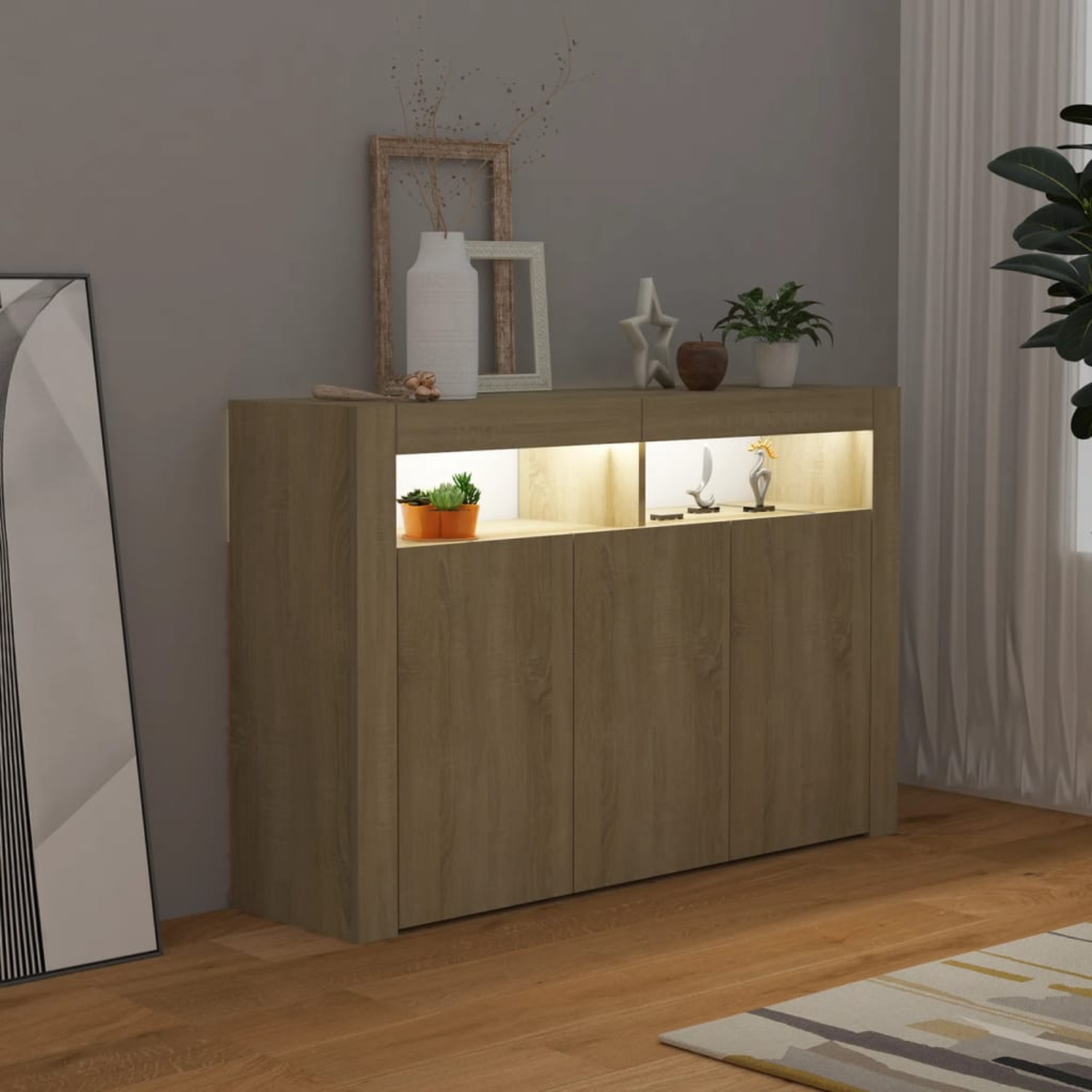 Holzschrank mit beleuchteten Regalen. Deko und Pflanzen über den geschlossenen Schranktüren platziert.