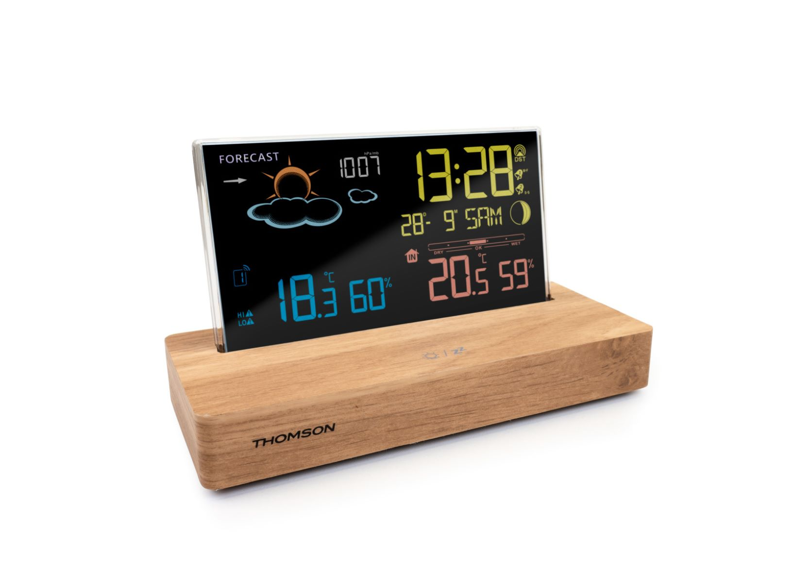 Cyfrowa stacja pogodowa na drewnianej podstawie. Wyświetla czas, prognozę pogody i szczegóły temperatury.