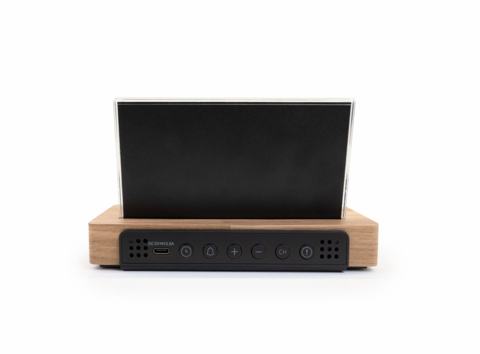 Czarny ekran z przyciskami na drewnianej podstawie. Przyciski: zasilanie, głośność itp.