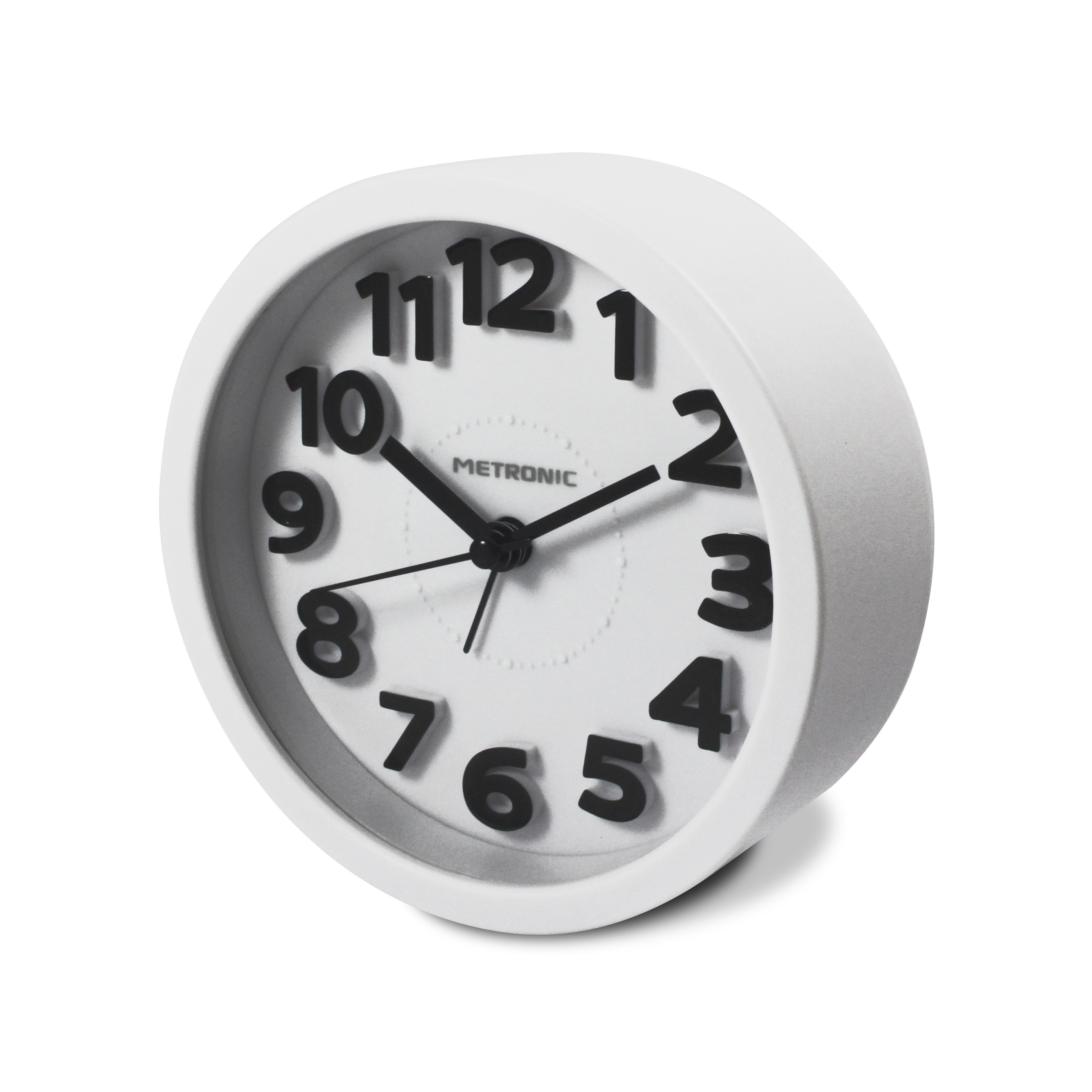 Despertador Metronic blanco con números y manecillas negras. El reloj está sobre una superficie blanca.