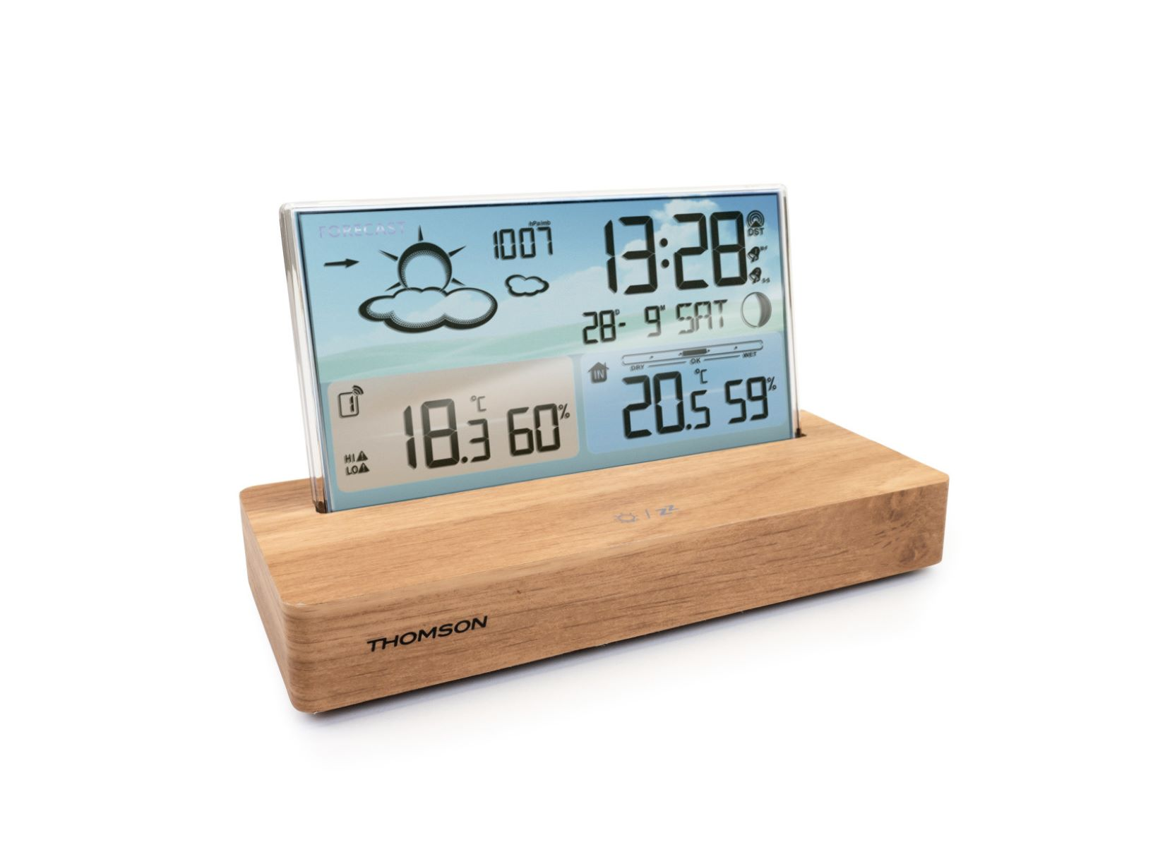 Eine digitale Wetterstation auf einem Holzsockel. Sie zeigt Uhrzeit, Datum, Wettersymbole, Temperatur und Luftfeuchtigkeit an.