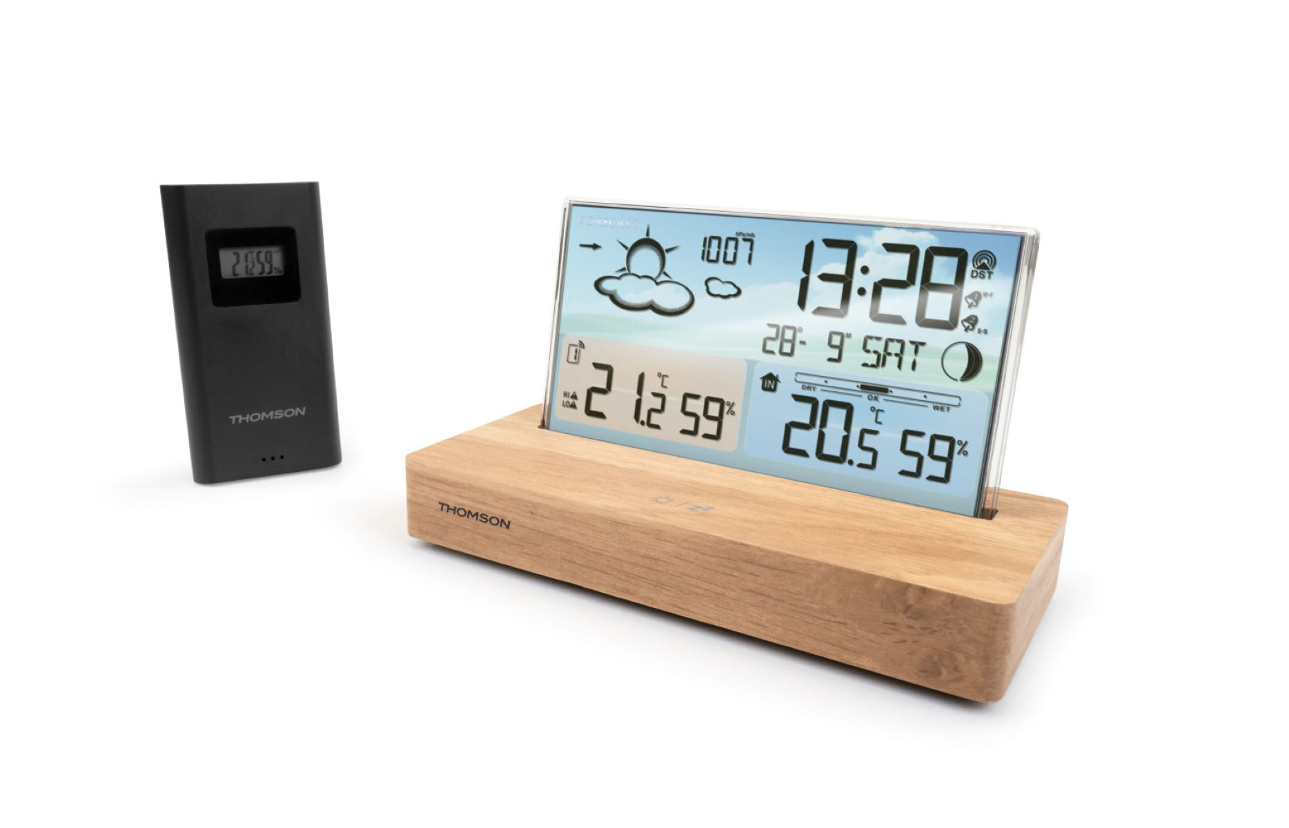 Eine schwarze Wetterstation mit LCD-Display und Holzsockel, zeigt Zeit, Datum und Wetterinfos.