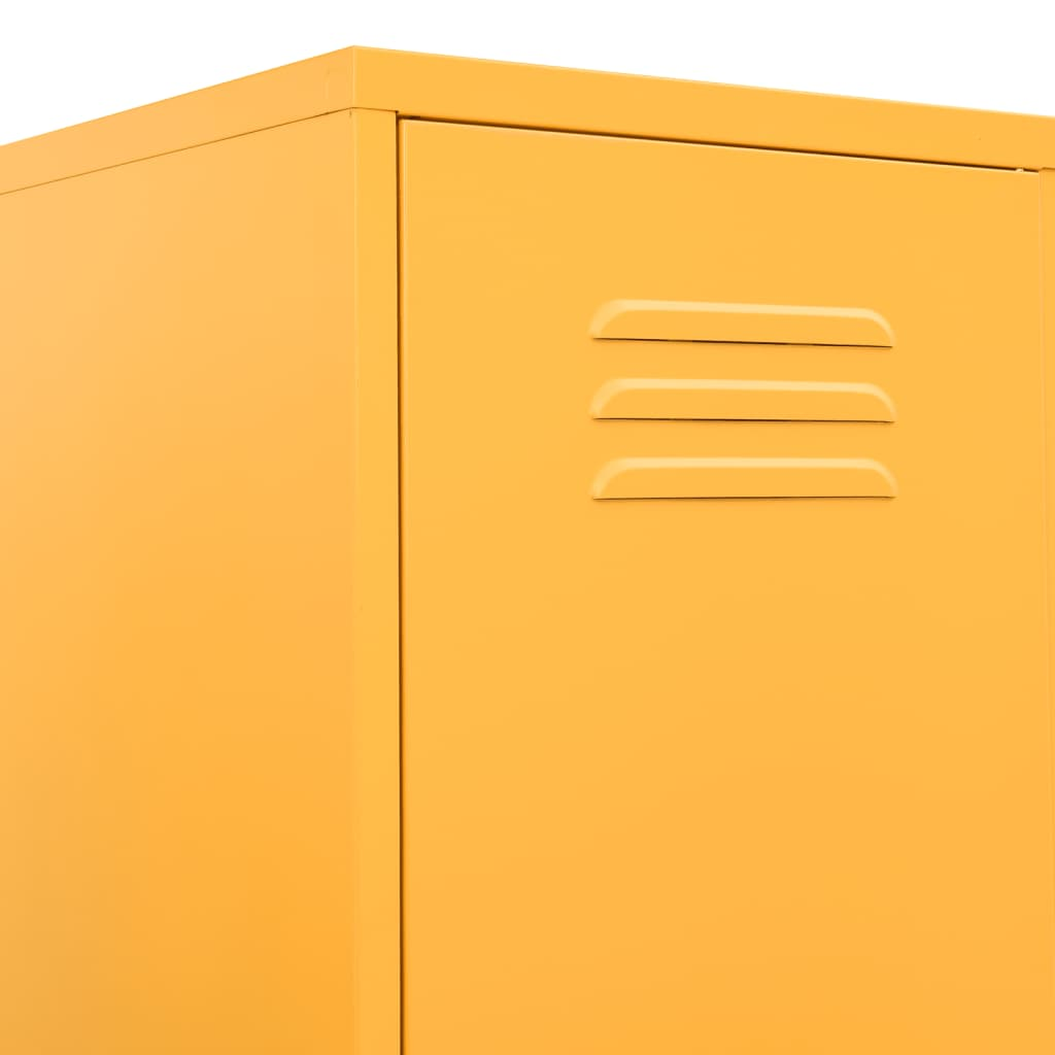 Nahaufnahme der Ecke eines gelben Metallschranks mit horizontalen Lüftungsschlitzen. Der Schrank ist massiv.