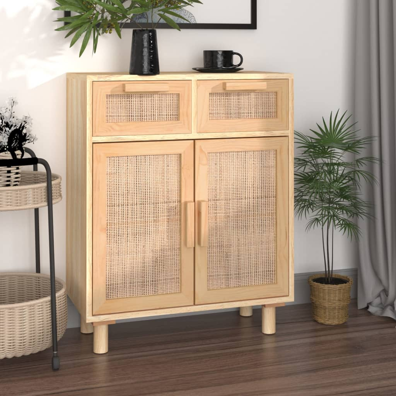 Holzschrank mit zwei Rattantüren, zwei Schubladen und einer Pflanze. Helles Holz, modern.