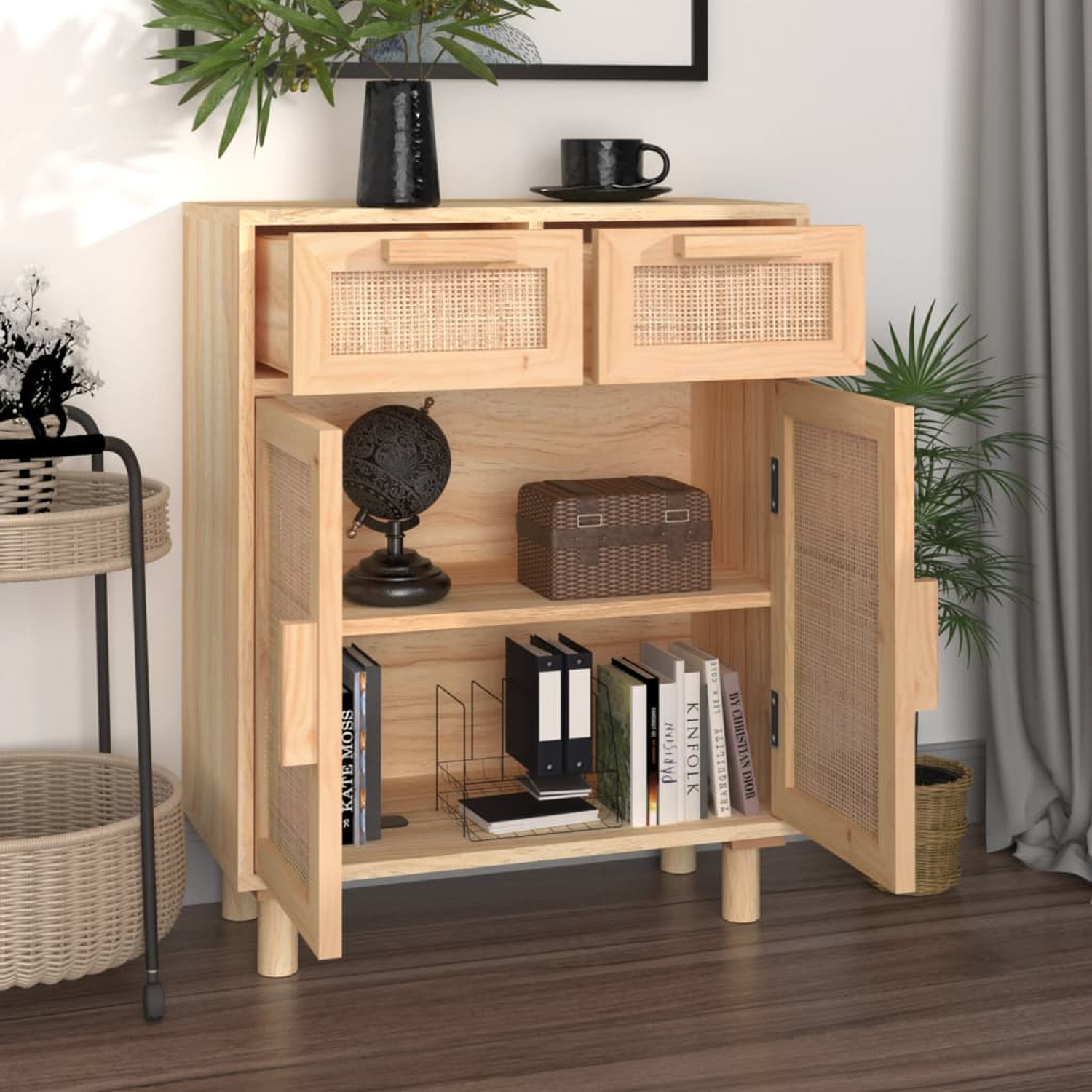 Holzschrank mit zwei Schubladen und zwei Türen. Die Türen haben Rohreinsätze.