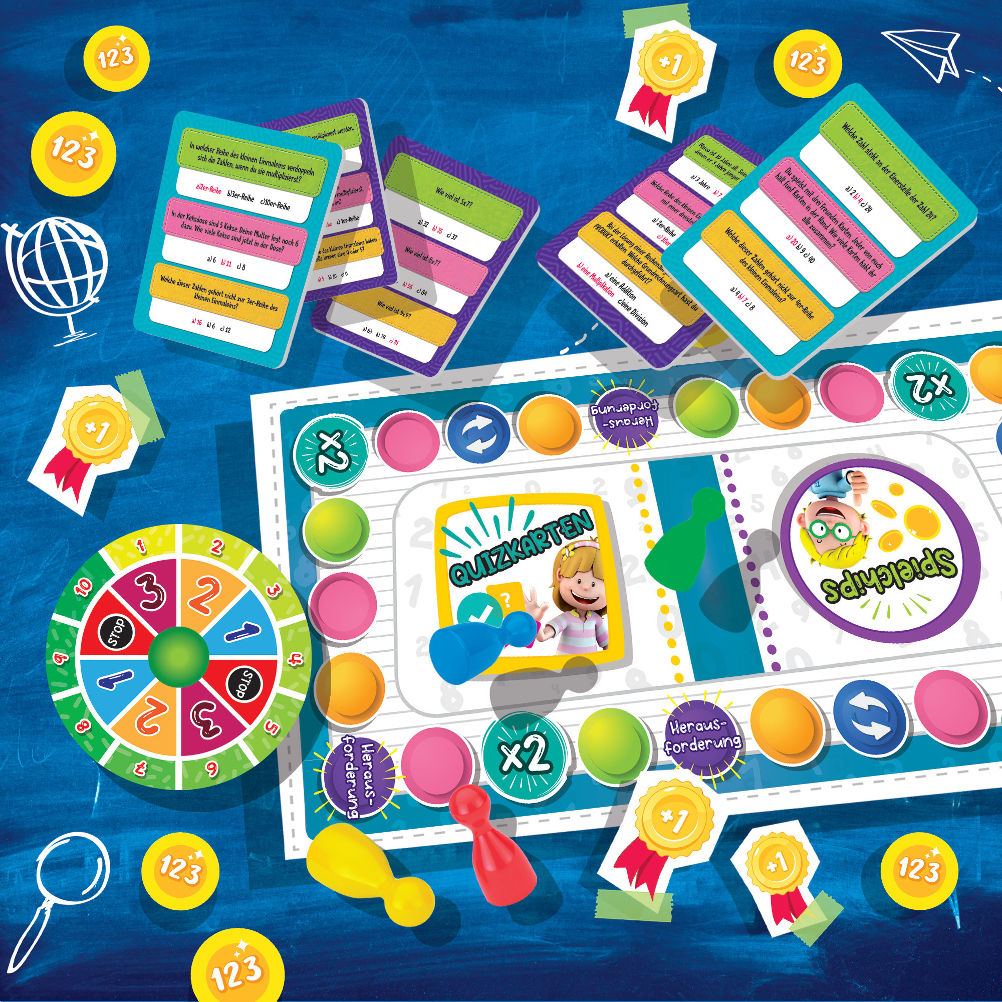 Brettspiel mit Karten, Würfeln und Spielsteinen. Blauer Hintergrund mit Text und Illustrationen.
