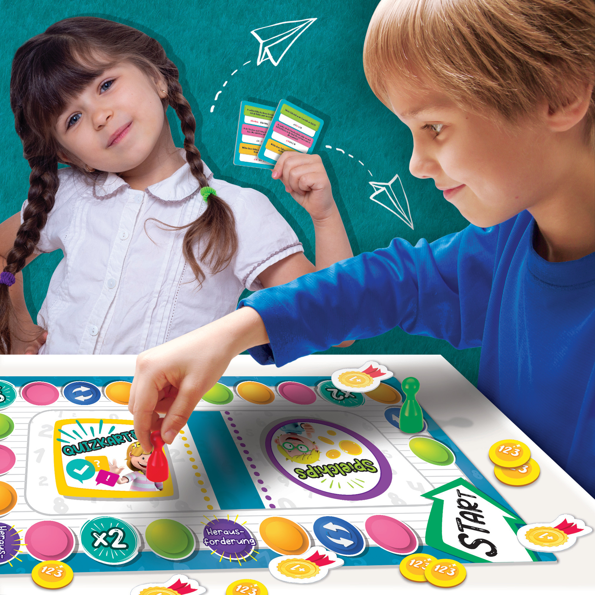 Zwei Kinder spielen ein Brettspiel. Das Spielbrett ist farbenfroh, und sie halten Karten.