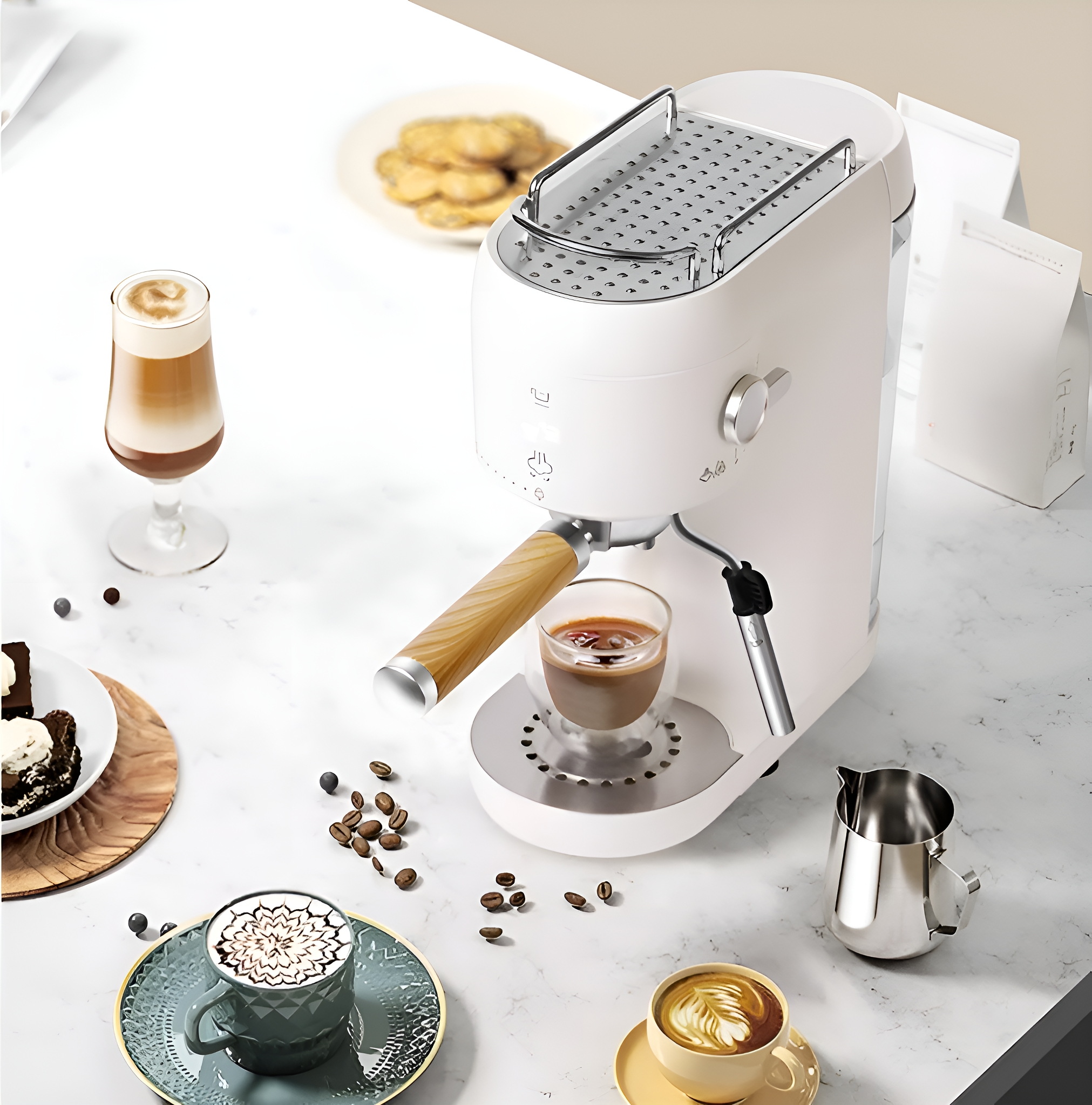 Weiße Espressomaschine mit Kaffeetassen und Gebäck auf Marmortisch.