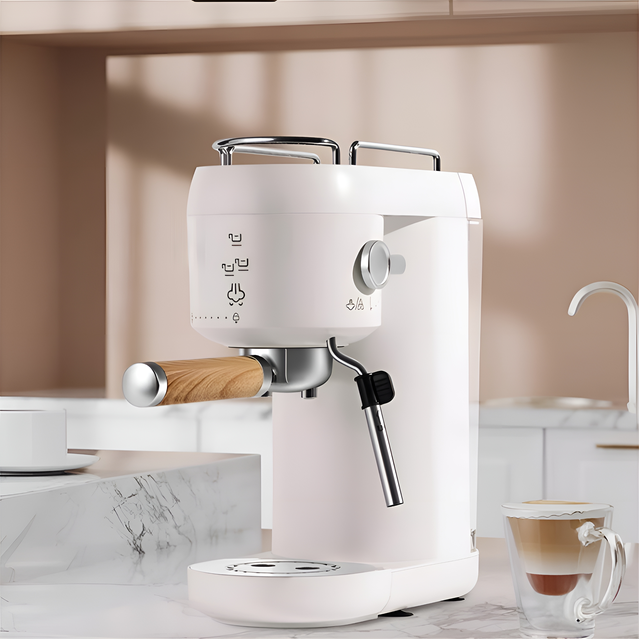 Weiße Espressomaschine mit Holzgriff, Chromakzente. Marmorsockel, Glasbecher.