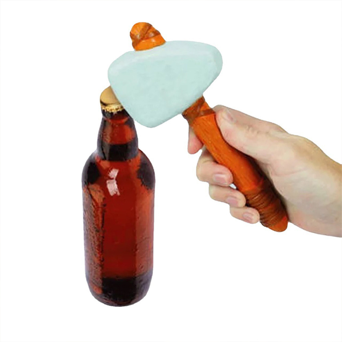 Person öffnet Bierflasche mit Hammer-Flaschenöffner. Weißer Hintergrund.