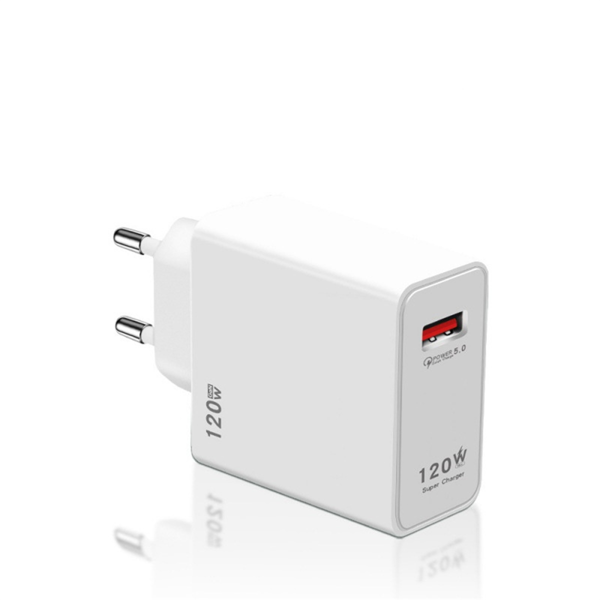 Weißes Ladegerät mit 120W-Etikett und Stromanschluss. Weißer Hintergrund.