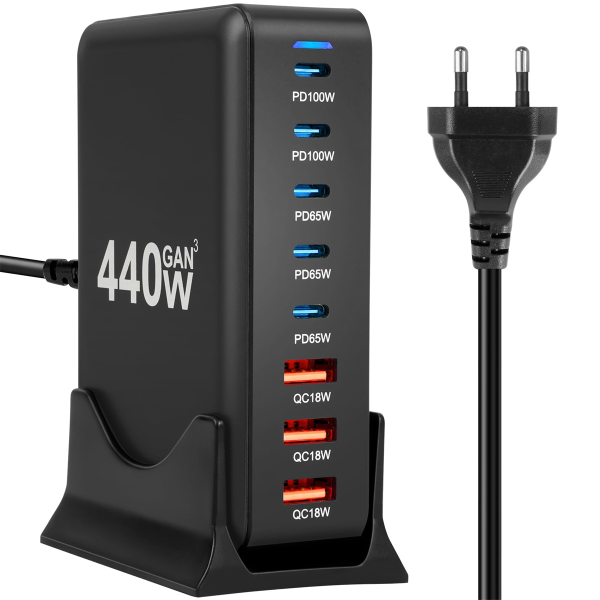 Schwarzer Netzadapter mit mehreren Anschlüssen. Hat einen Stecker angebracht.