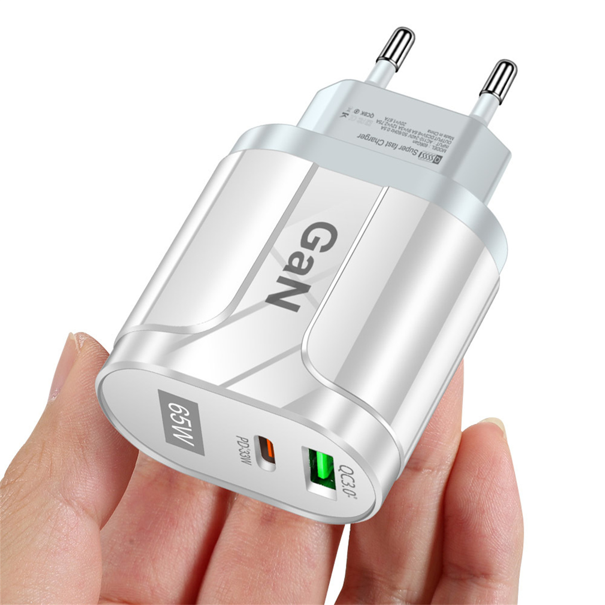 Ein weißes und silbernes Ladegerät mit USB-Anschluss und dem Aufdruck „Gan“.