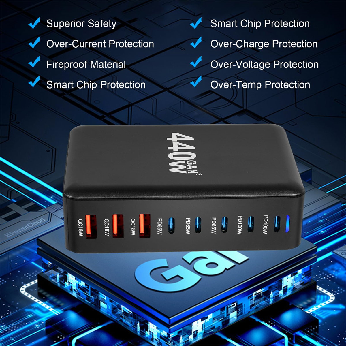 Schwarzer Netzadapter mit mehreren Anschlüssen und Beschriftungen. Ein blauer digitaler Hintergrund.