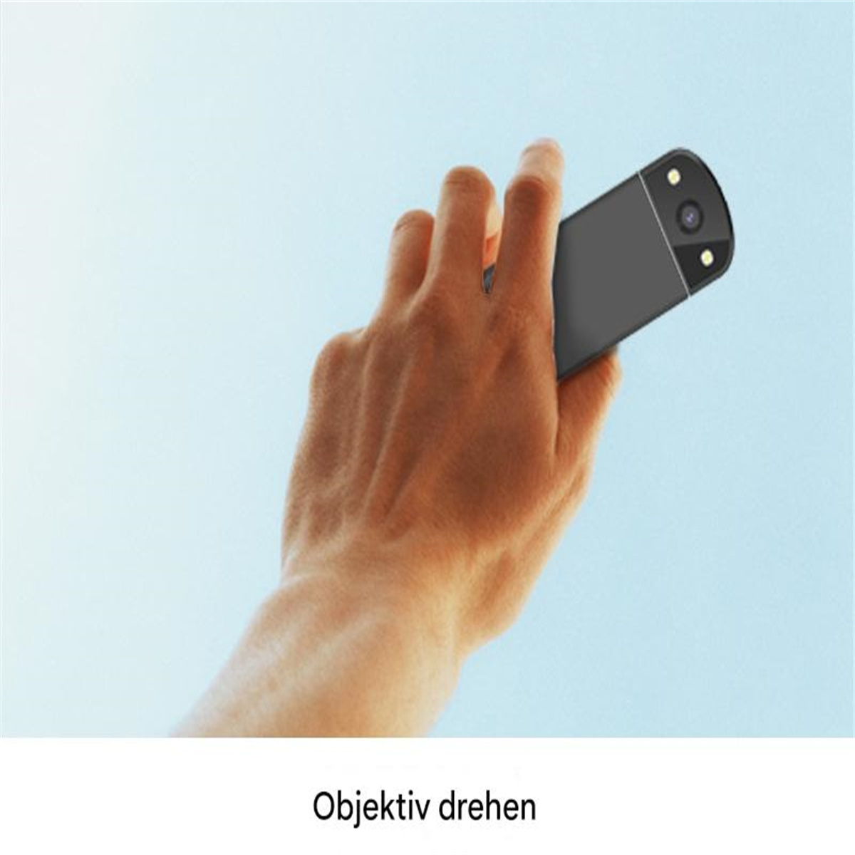 Eine Hand hält ein schwarzes Smartphone mit Kameraobjektiv und Knopf auf der Rückseite.