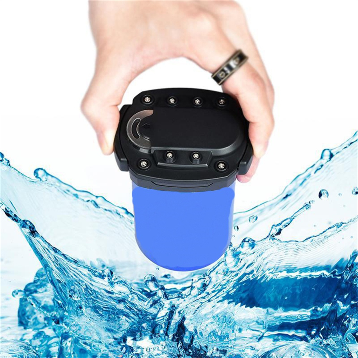 Eine Hand hält eine blaue Wasserflasche, Wasser spritzt herum. Ein Ring am Finger.