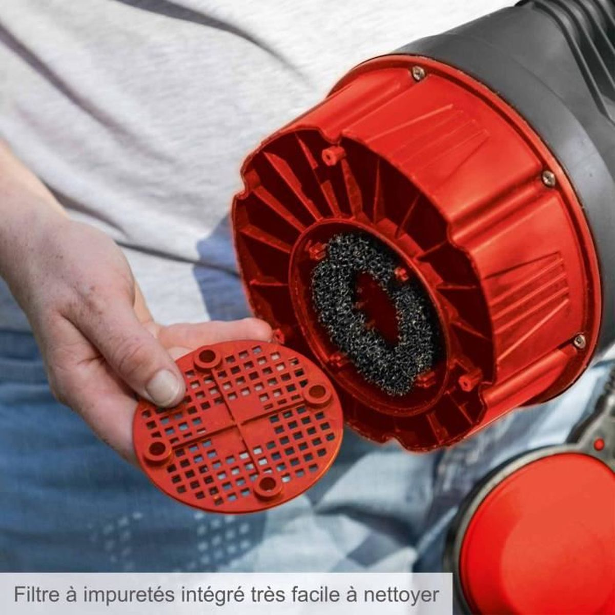Een hand die een rood filter vasthoudt met een zwarte machine.
