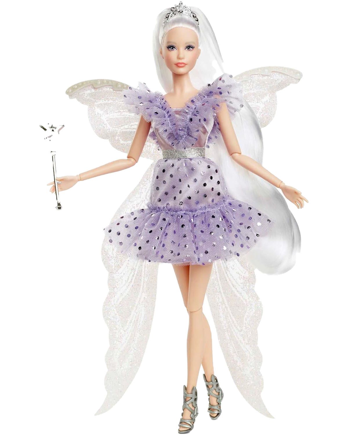 Una bambola Barbie fata con abito viola, ali, tiara e bacchetta. Su sfondo bianco.
