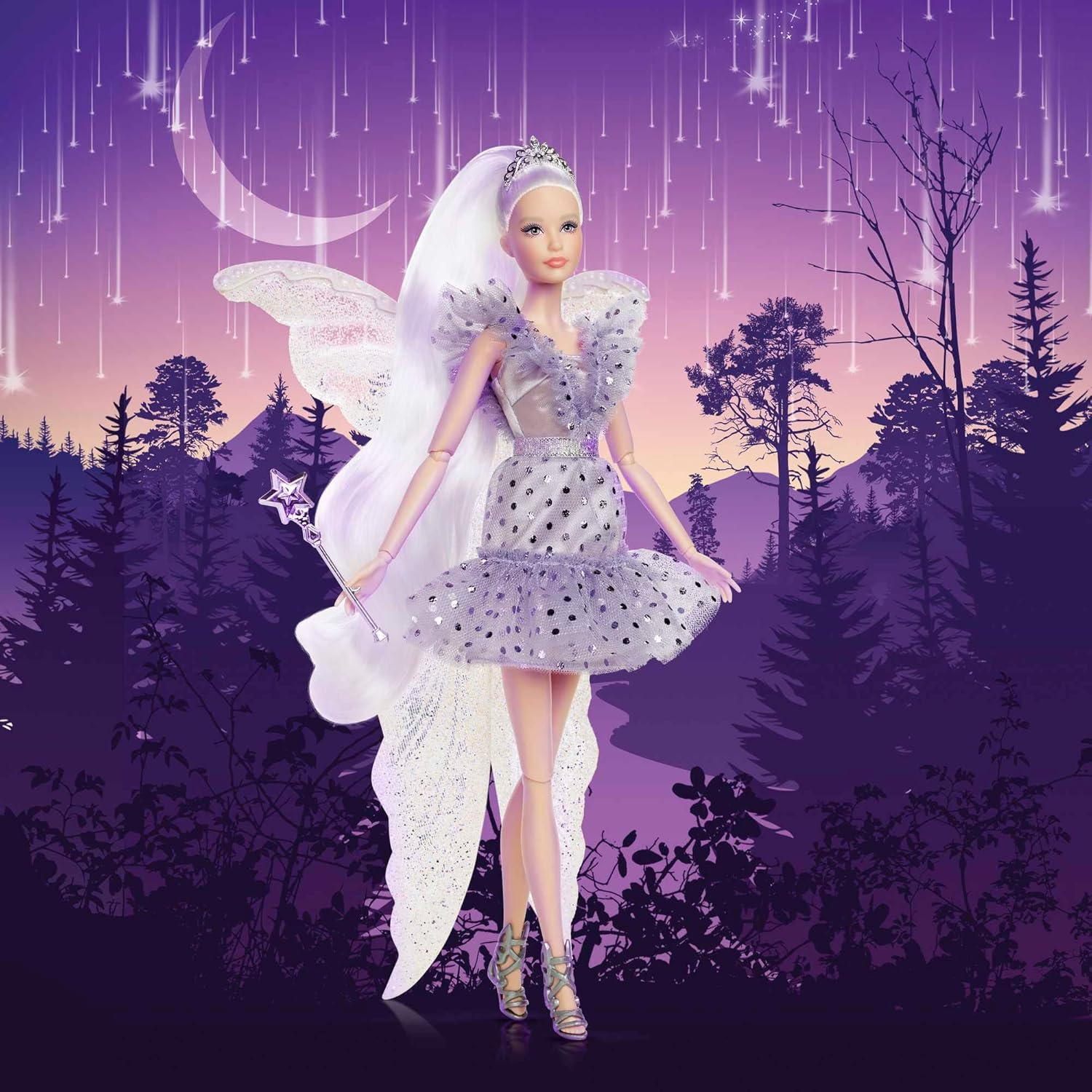 Una bambola Barbie vestita da fata con ali, su sfondo viola.