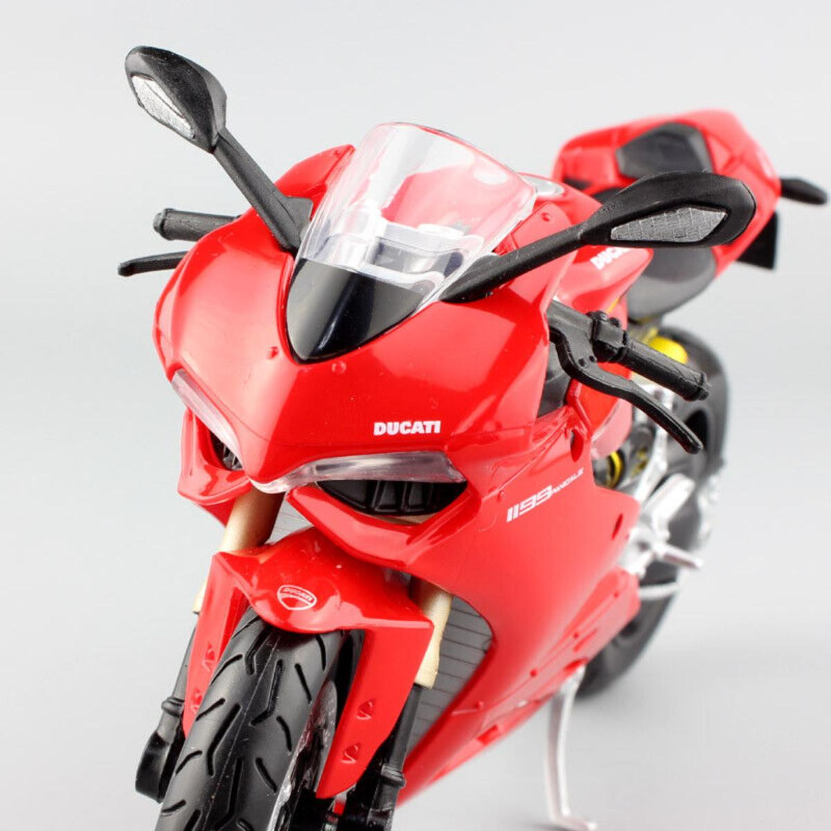 Rotes Ducati Motorradmodell auf hellgrauem Hintergrund.