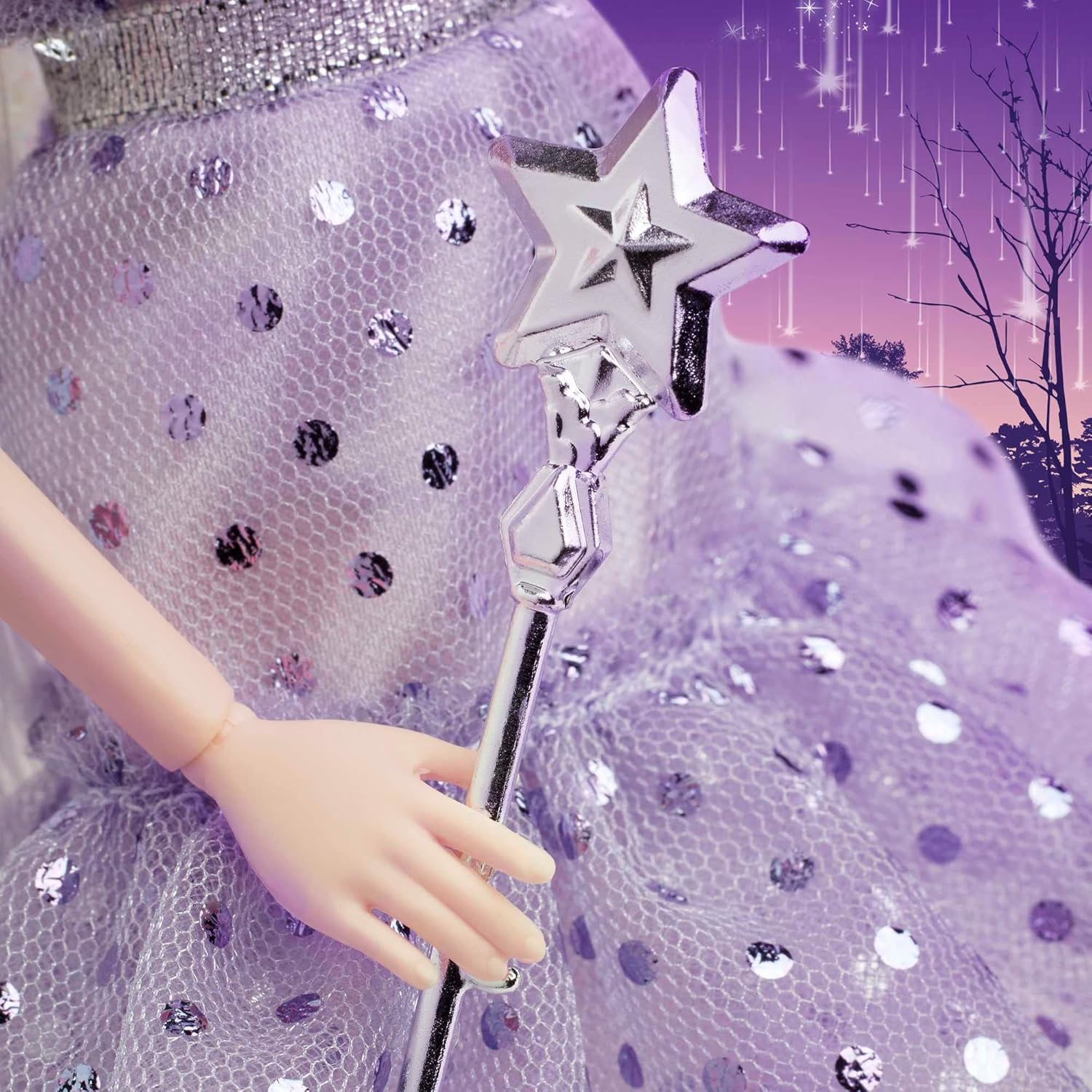 Una bambola con un vestito viola che tiene in mano una bacchetta a stella argentata. Lo sfondo ha un effetto cielo notturno viola.