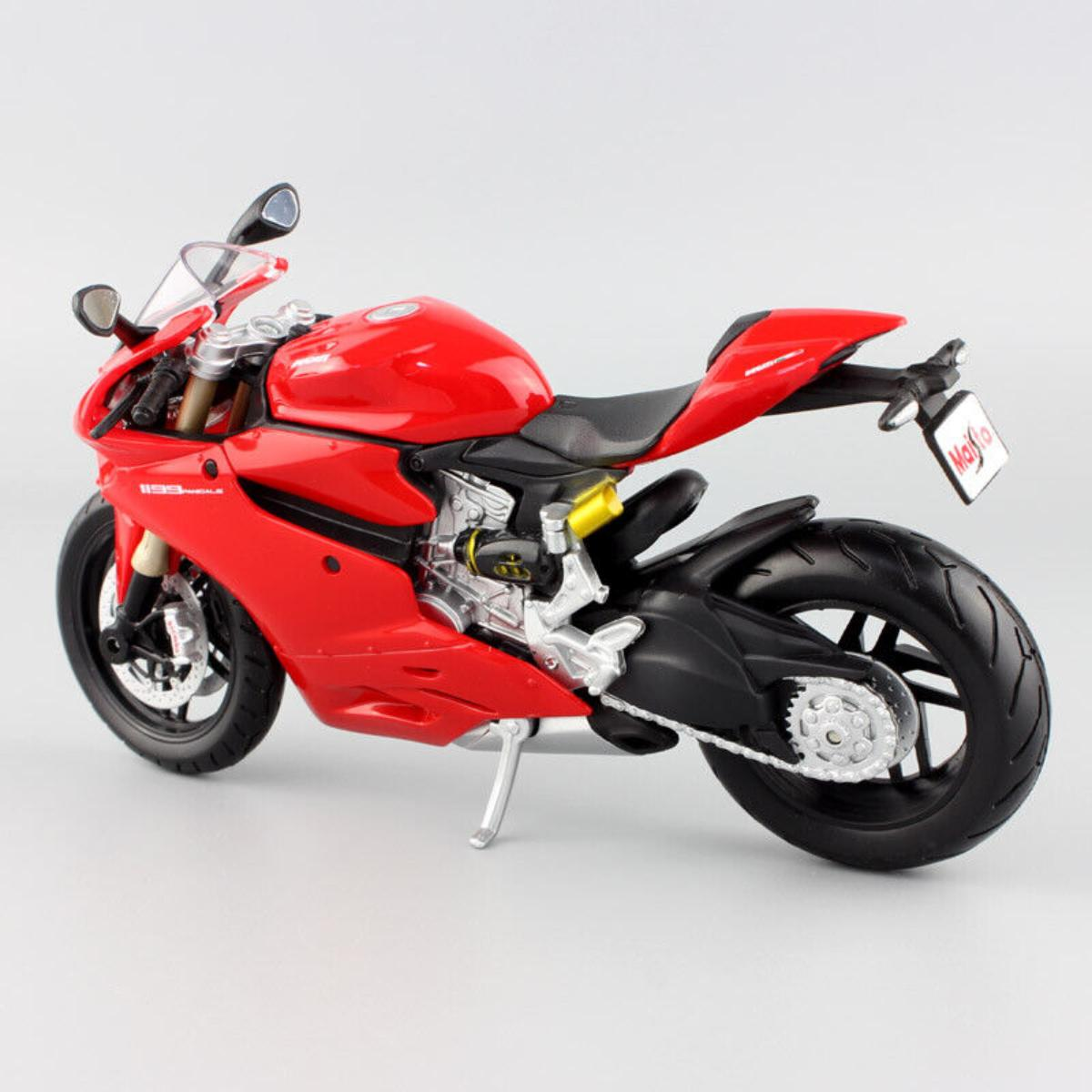 Rotes Motorradmodell auf weißem Hintergrund.