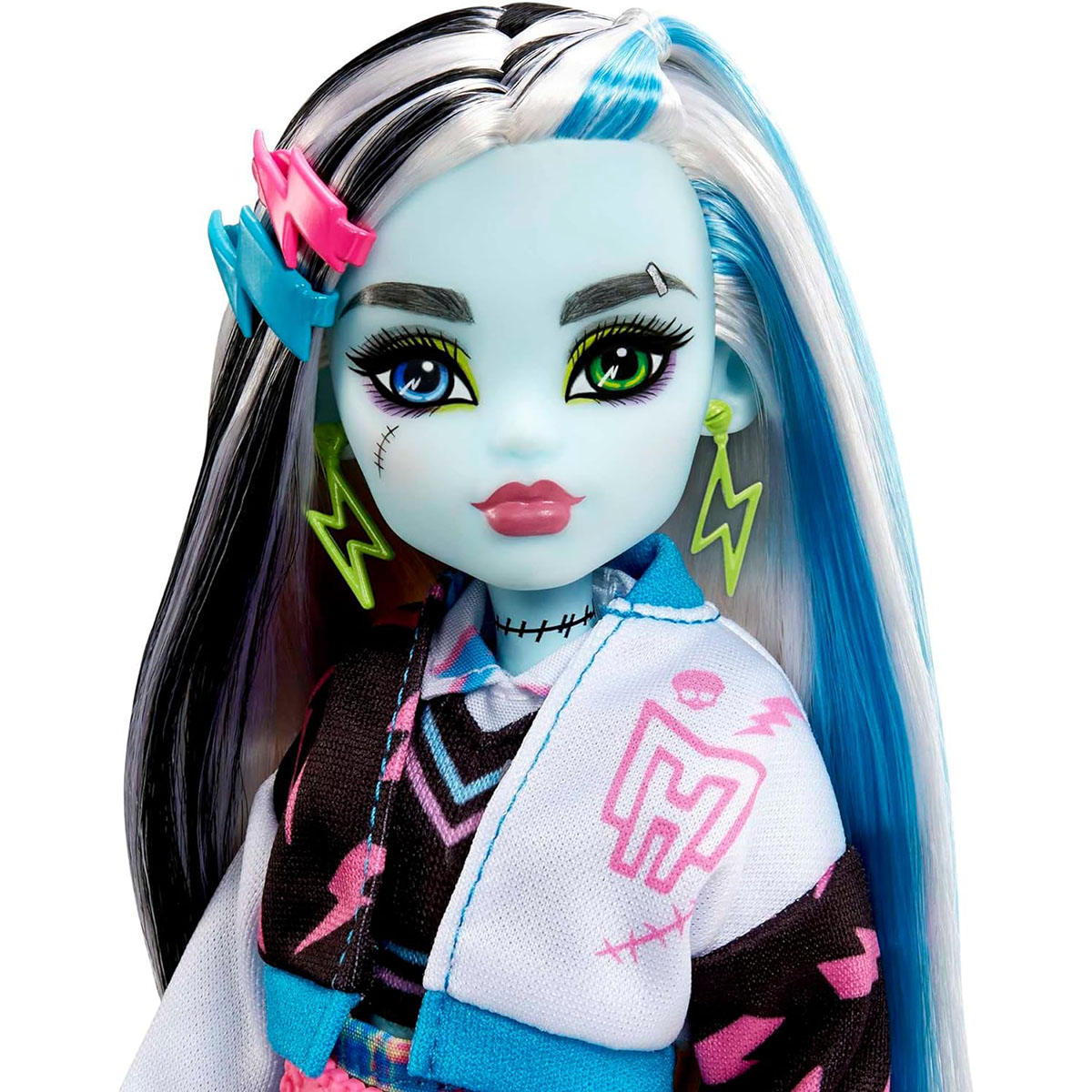 Monster High Puppe mit blau-schwarzen Haaren, buntem Make-up und Blitz-Ohrringen.