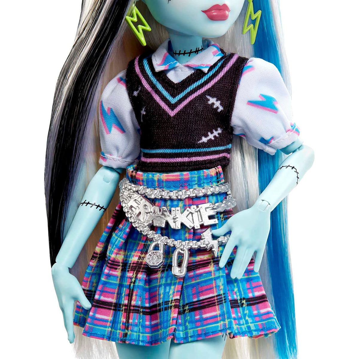 Eine Monster High Puppe mit blauer Haut, schwarz-weißem Haar und einem karierten Rock.