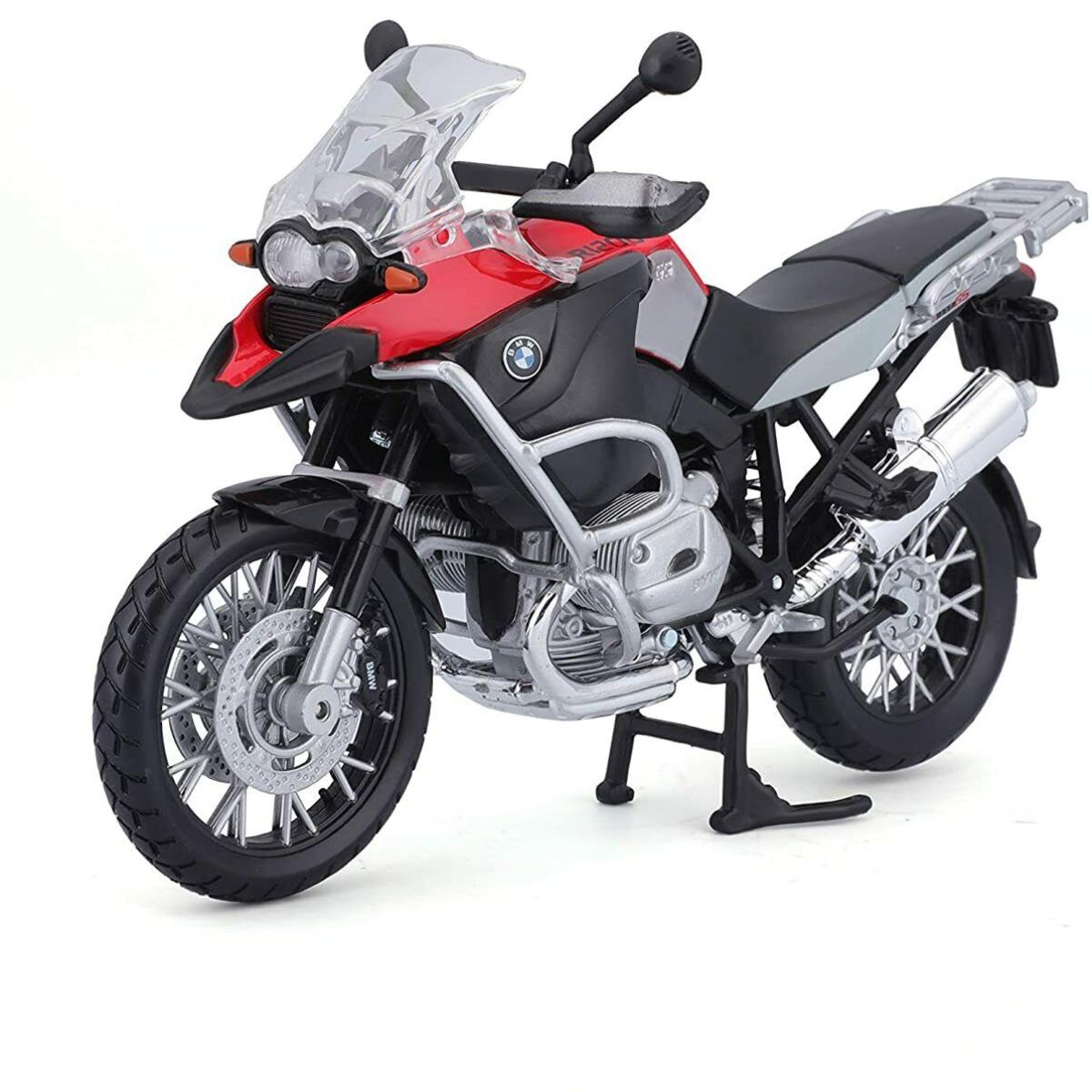 Rotes und schwarzes Spielzeugmotorrad. Es hat eine klare Windschutzscheibe und silberne Motordetails. Steht auf weißem Untergrund.