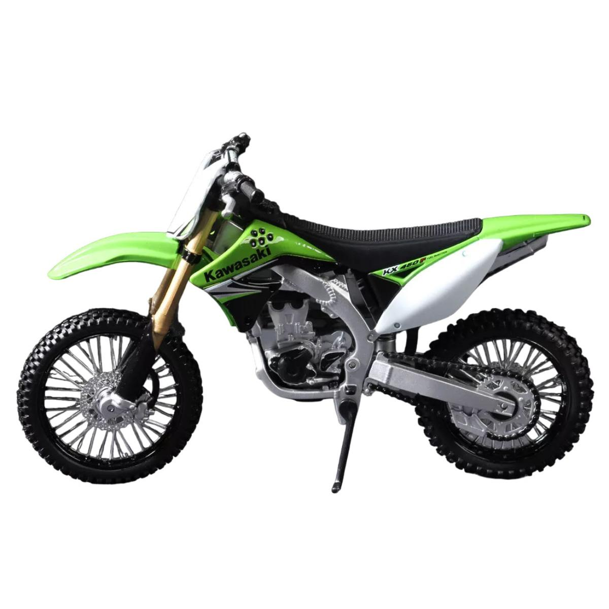 Grünes Kawasaki KX 450F Motocross-Motorrad. Schwarze Reifen, silberne Felgen, weiße Akzente, isoliert.