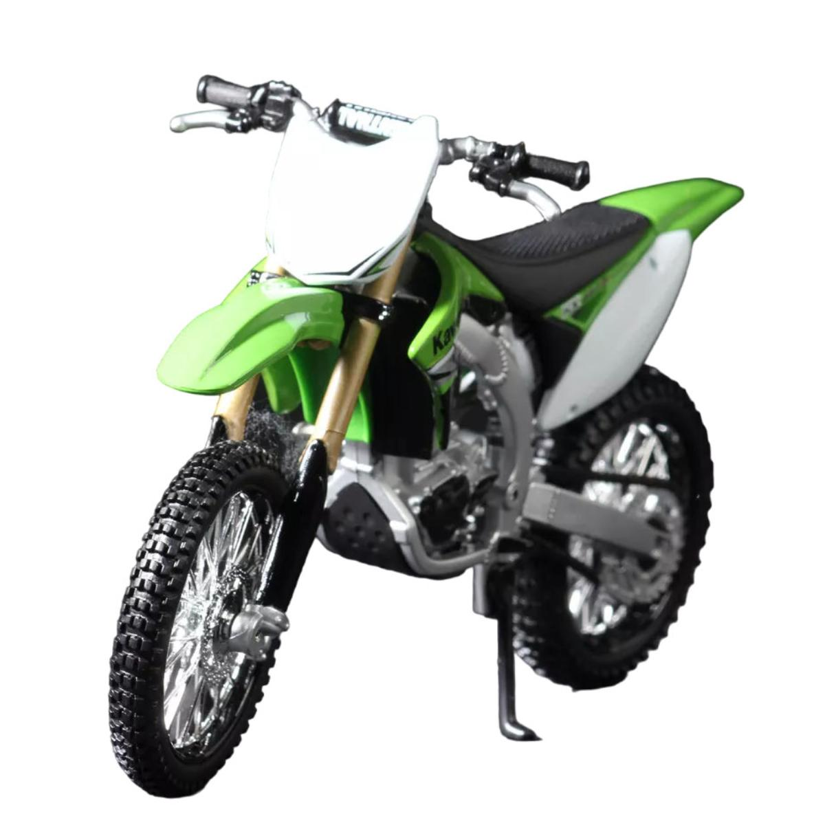 Ein grünes und weißes Spielzeugmotorrad auf weißem Hintergrund.