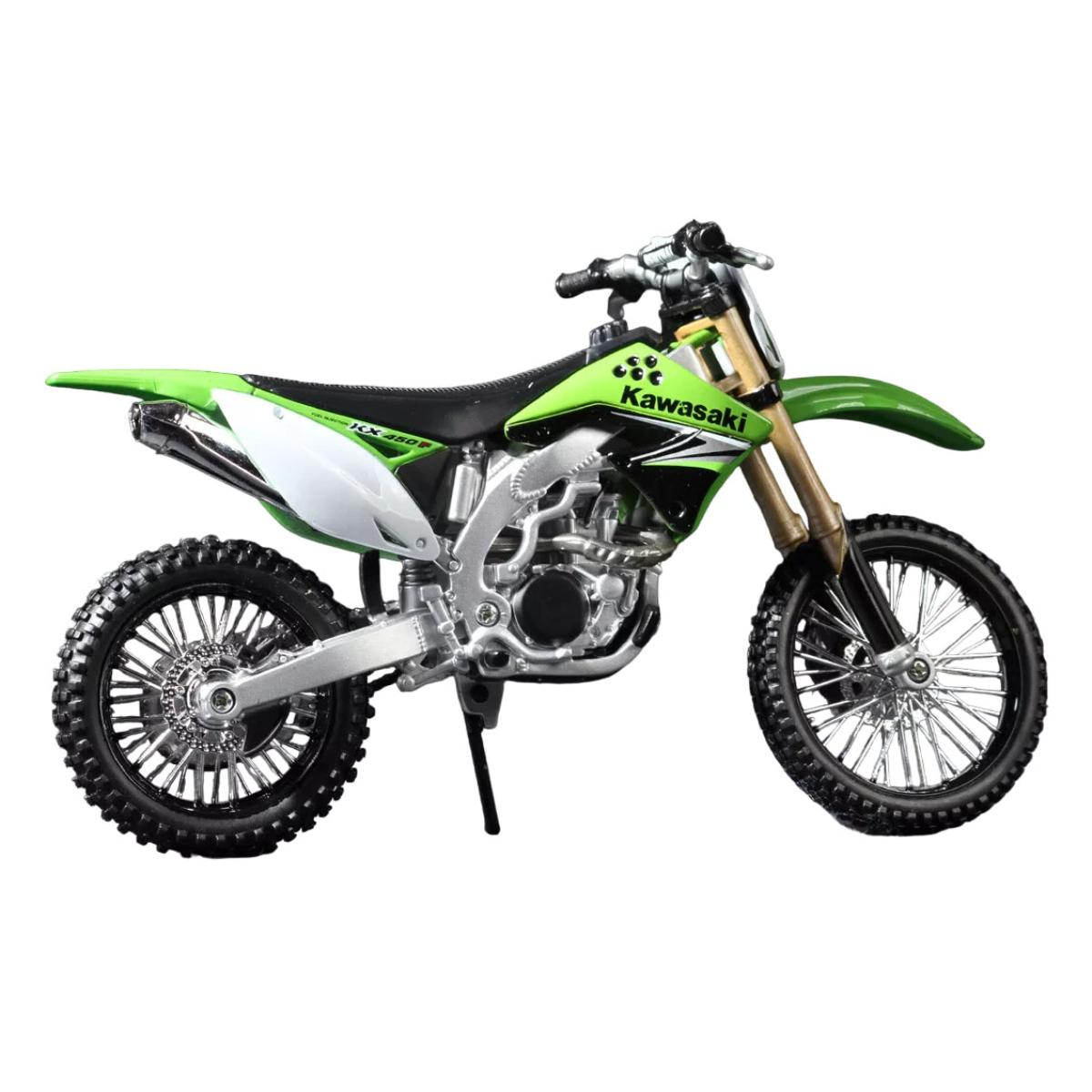 Grünes und schwarzes Kawasaki KX 450F Motorrad auf weißem Hintergrund. Das Motorrad ist im Profil.